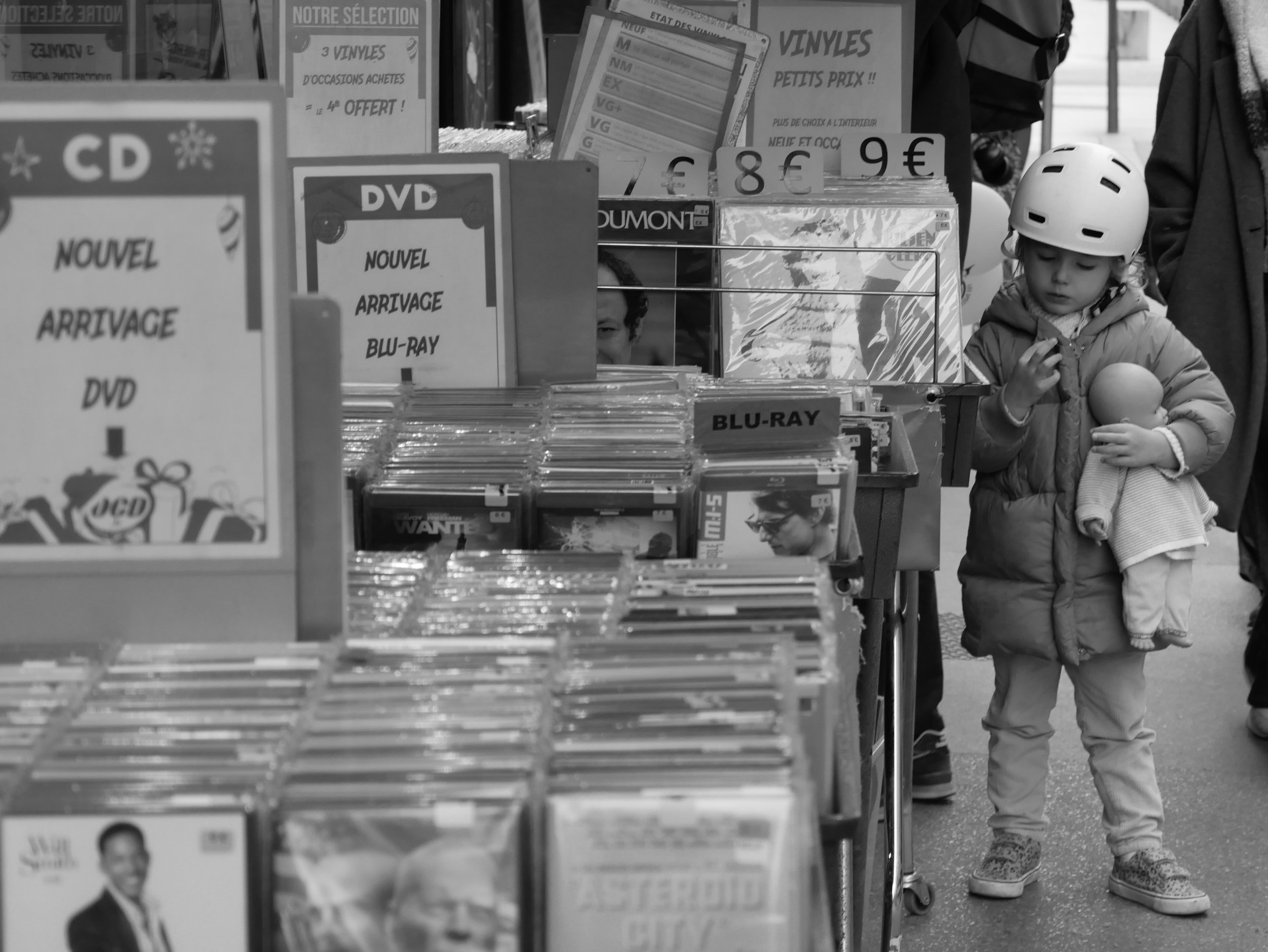 petite fille chez le disquaire - 2025 - Digital photograph