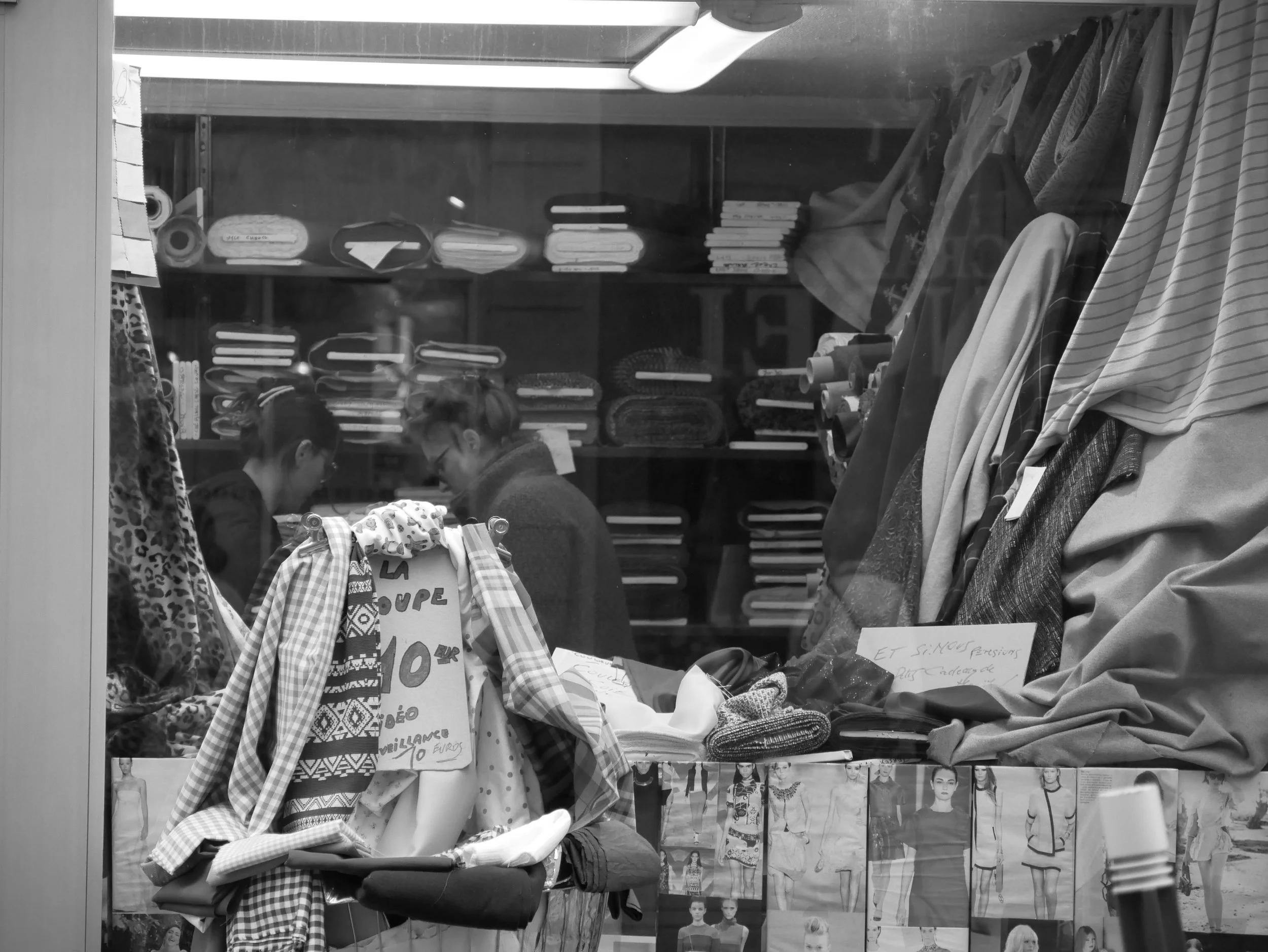 vitrine de tissus à la coupe - 2025 - Digital photograph