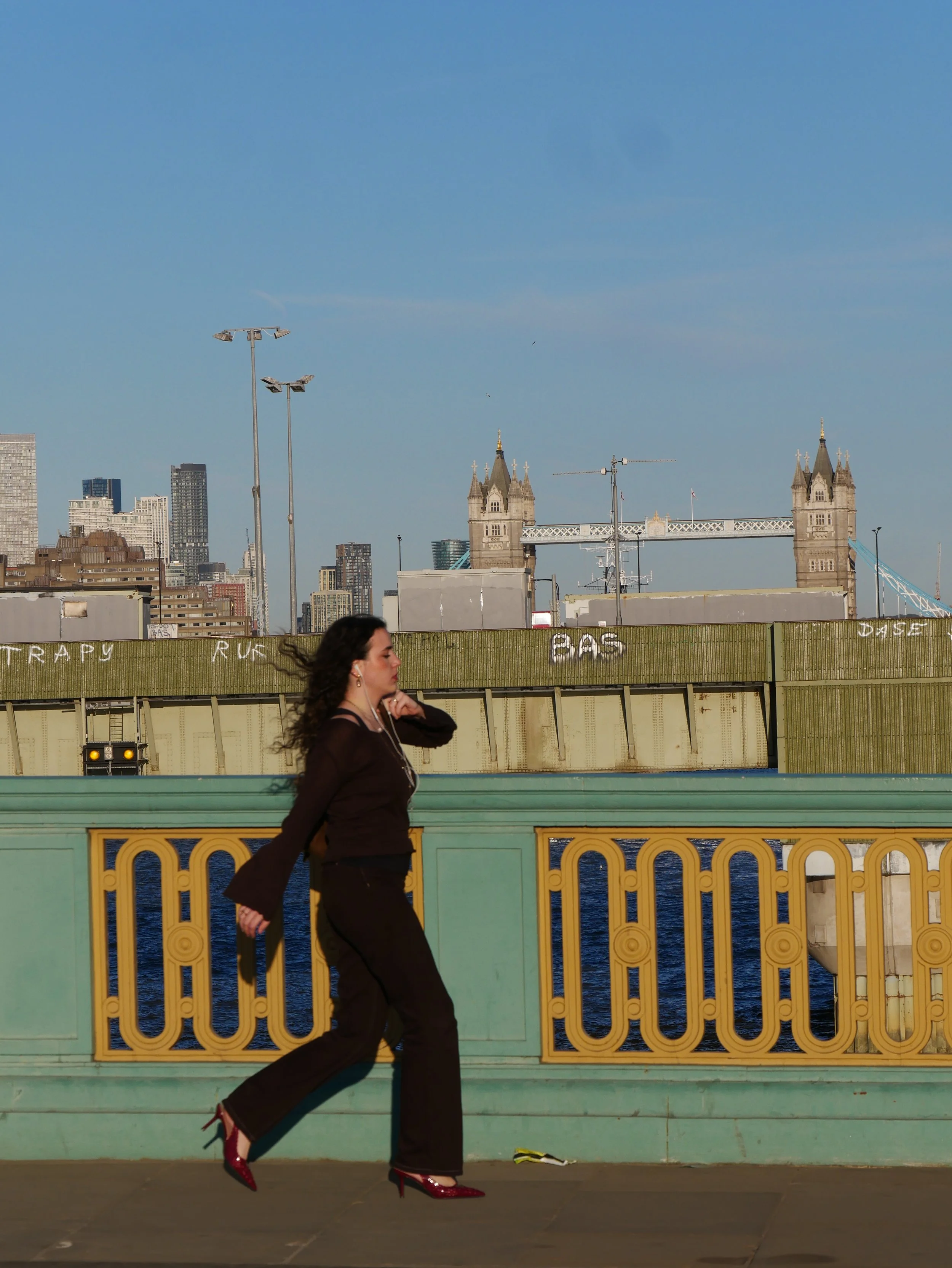 a passer on the Thames - 2026 - Digital photograph