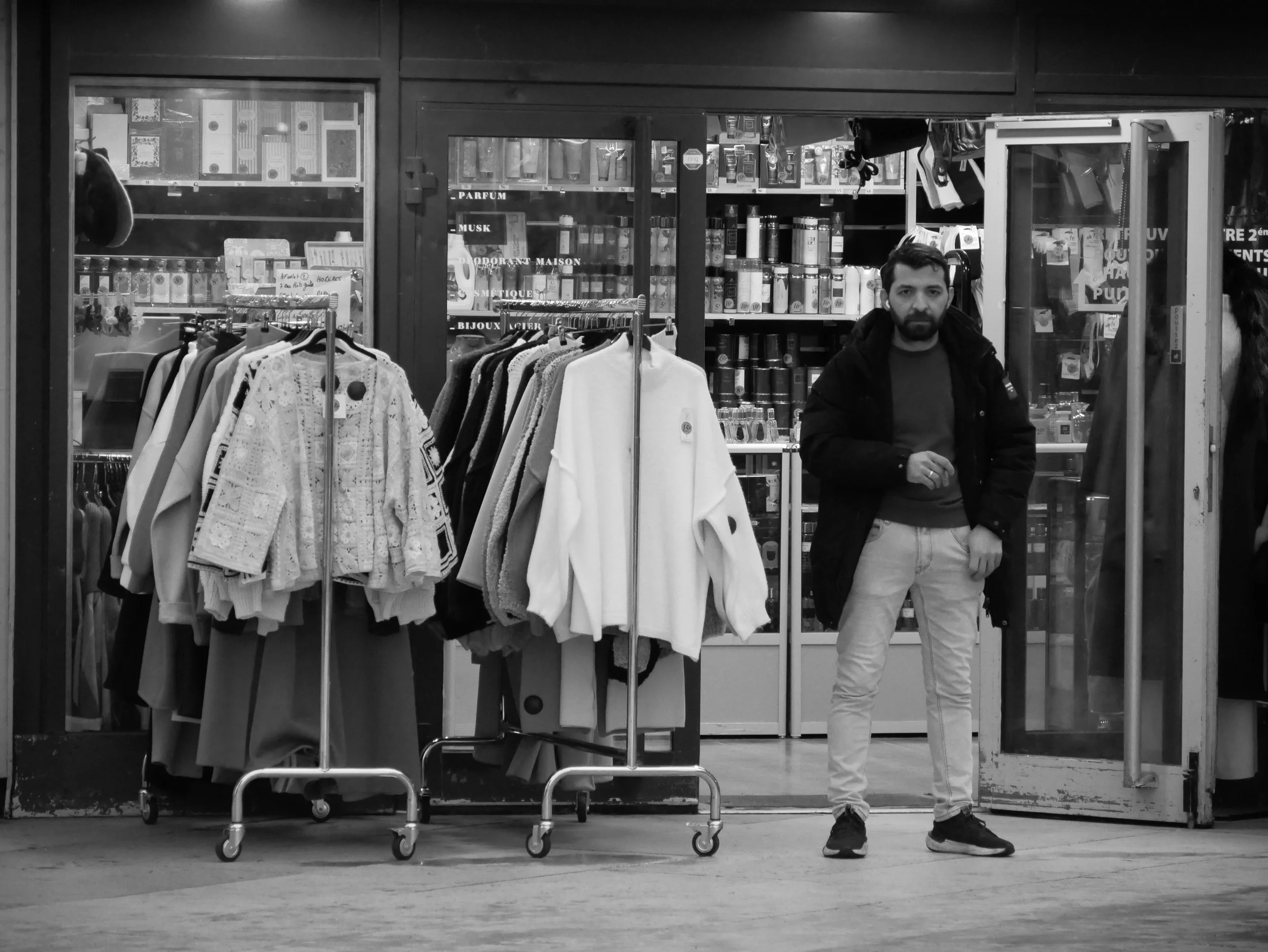 homme sur son pas de porte, Place Louis Pradel - 2025 - Digital photograph