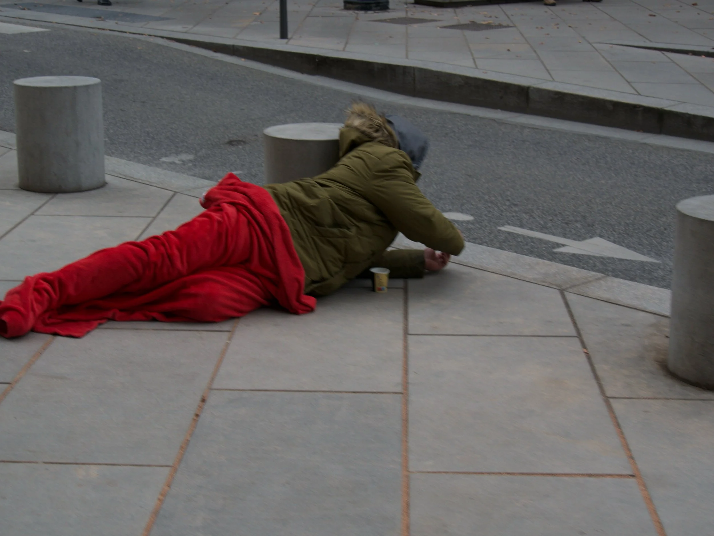 sans-abri dans sa couverture, rue de Brest en face de l'église Saint-Nizier - 2025 - Digital photograph
