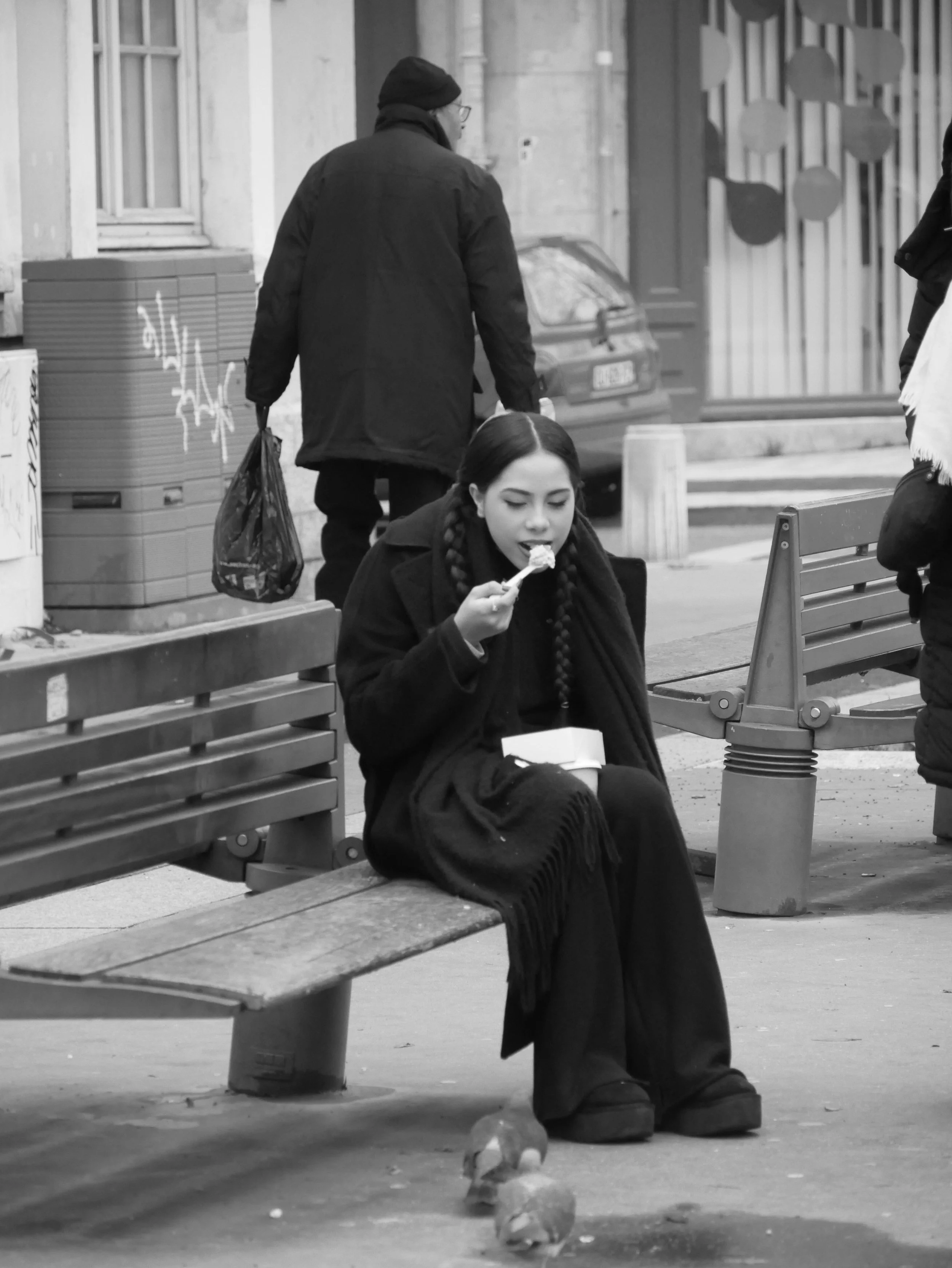 jeune fille déjeunant sur un banc - 2025 - Digital photograph