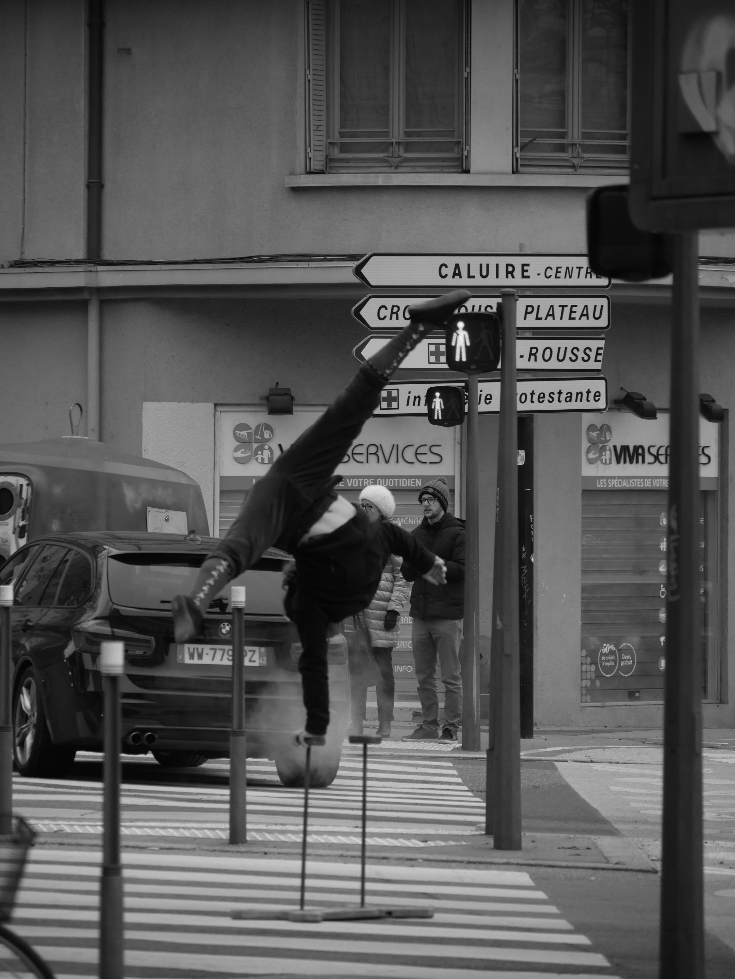 acrobate au passage piétons - 2025 - Digital photograph