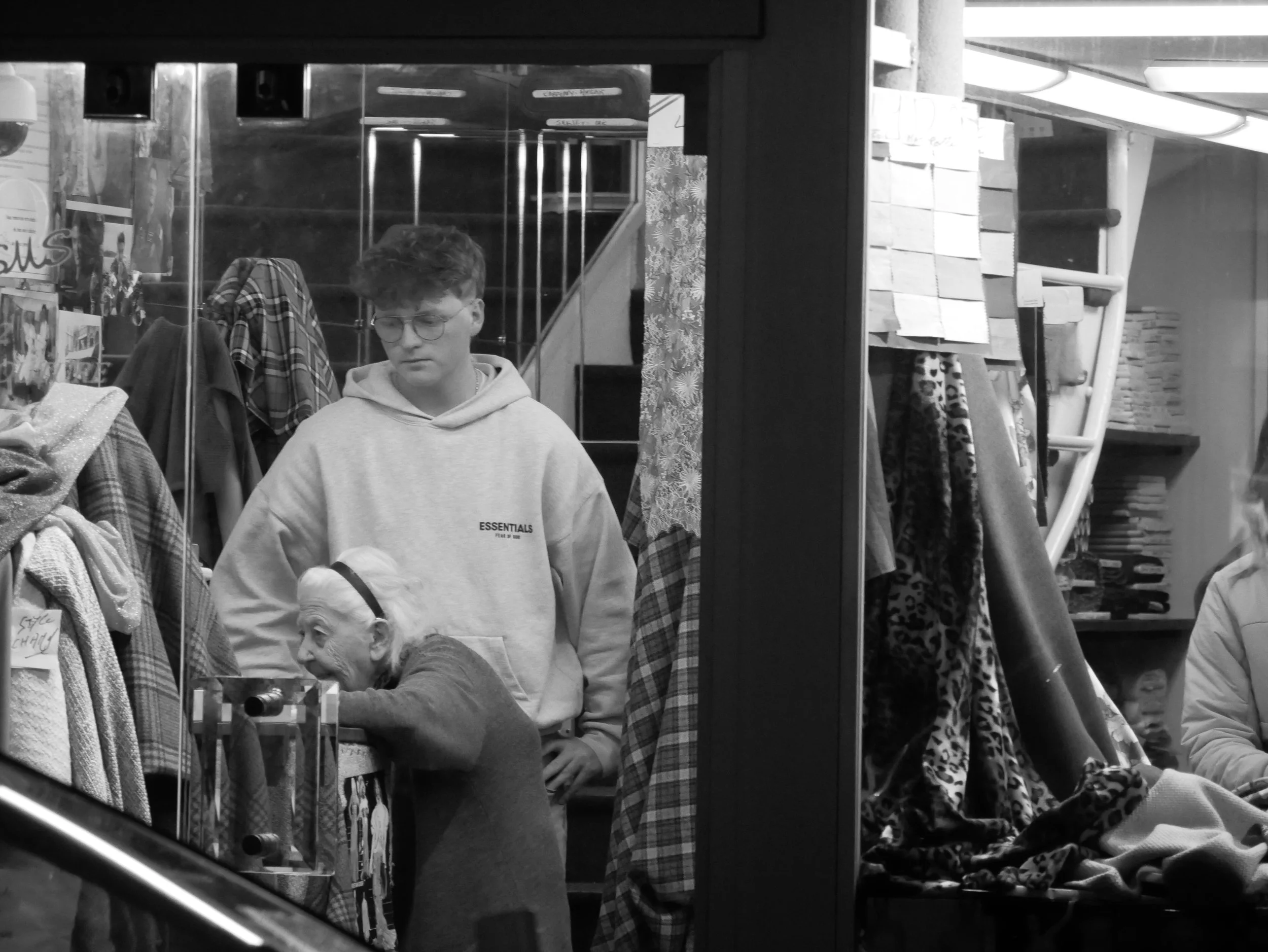 la grand-mère chez Lydo Tissus, rue du Président-Édouard-Herriot - 2025 - Digital photograph