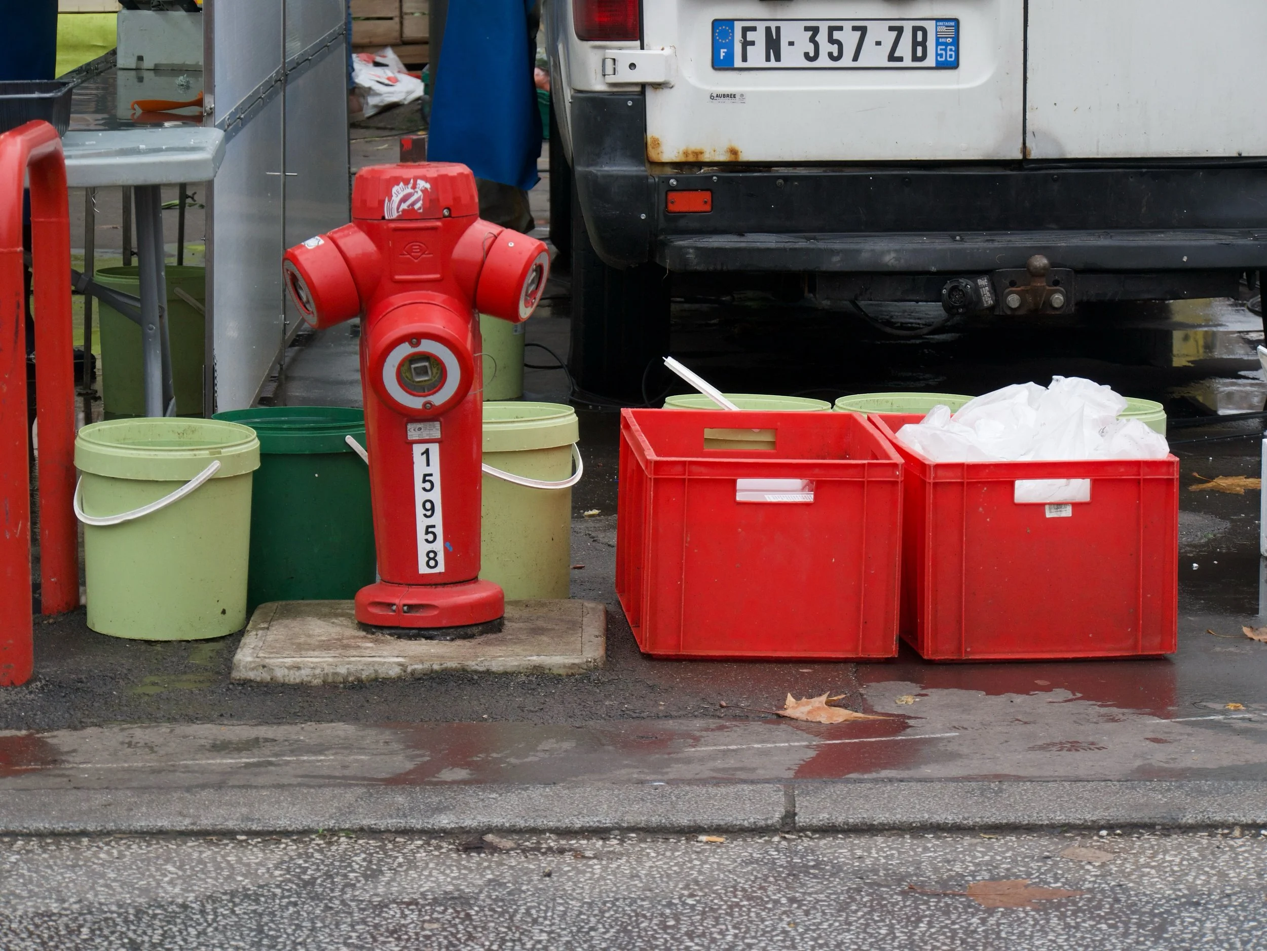 un râtelier, une borne d'incendie et deux caisses rouges - 2025 - Digital photograph