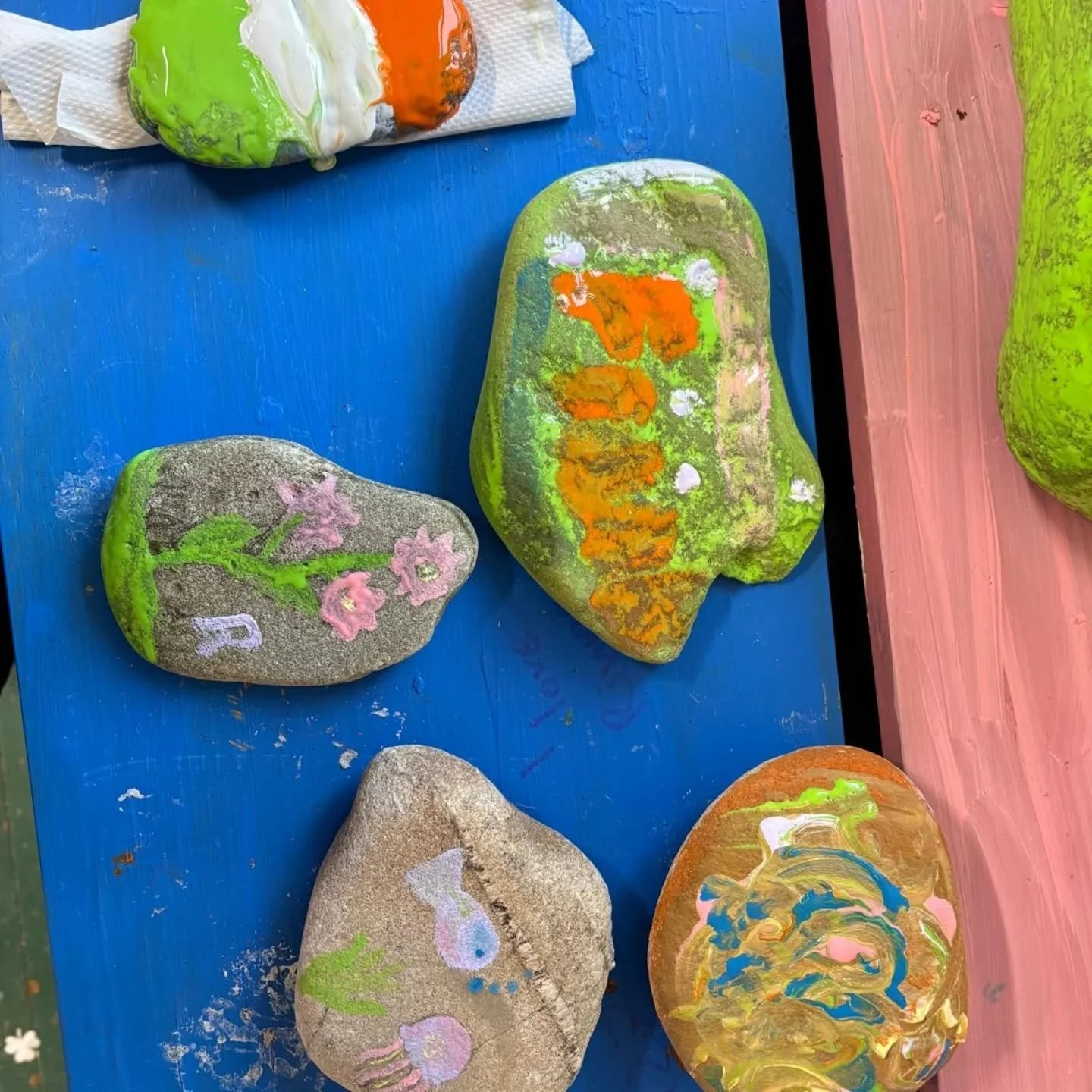 L&aacute; gn&oacute;thach a bh&iacute; againn anseo i gCol&aacute;iste na Rinne inn&eacute;! 🇮🇪

Shi&uacute;il na dalta&iacute; s&iacute;os go dt&iacute; an sr&aacute;idbhaile agus thug siad cuairt ar an s&eacute;ip&eacute;al. Bh&iacute; go leor gn