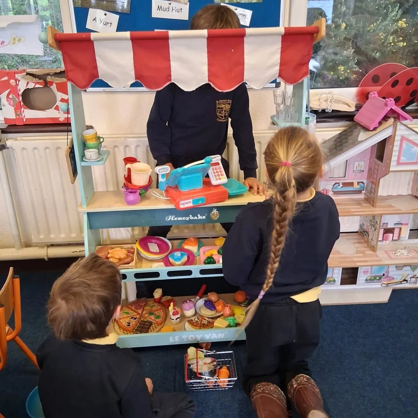 We love Aistear and its a great way to learn through play! Our theme for this week is shopping. The children are engaging in role play, creating shopping lists and building a shopping centre!

#Aistear