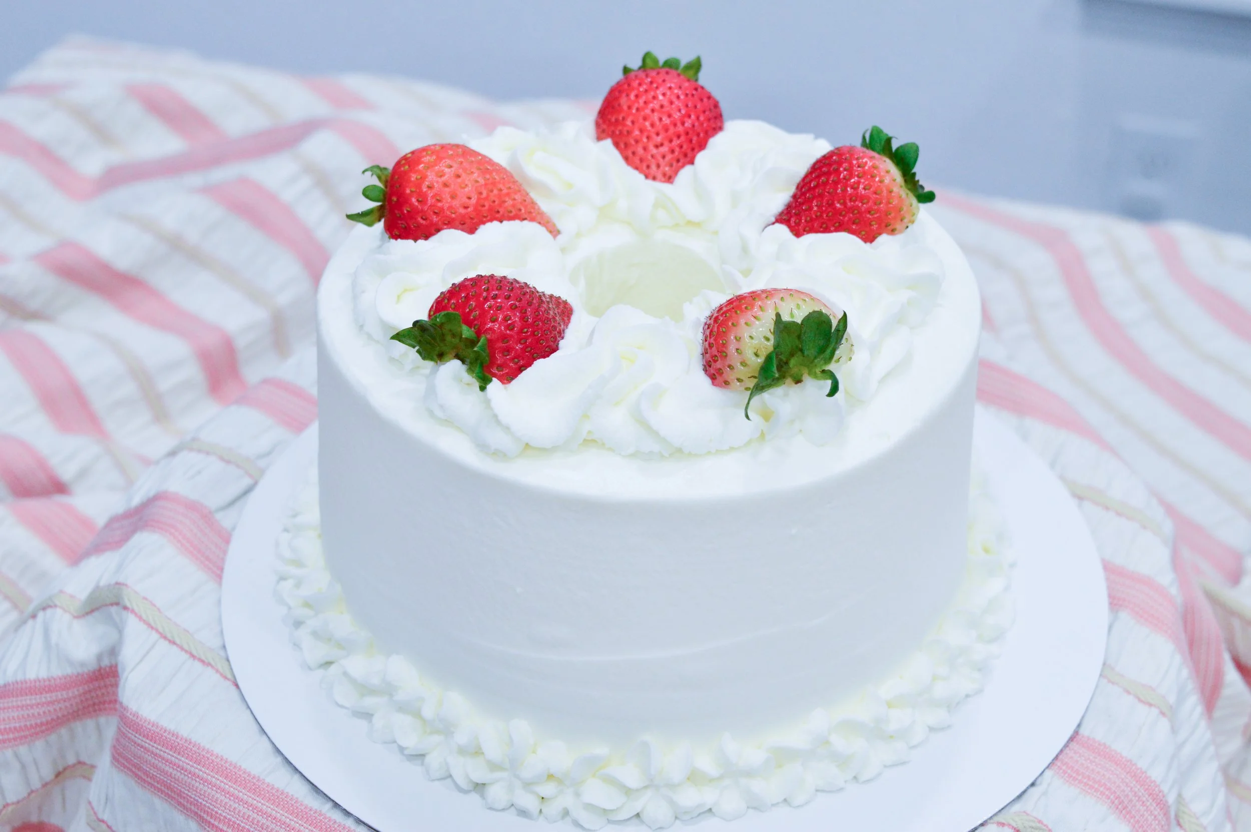 Whole Chiffon Cake with Strawberry