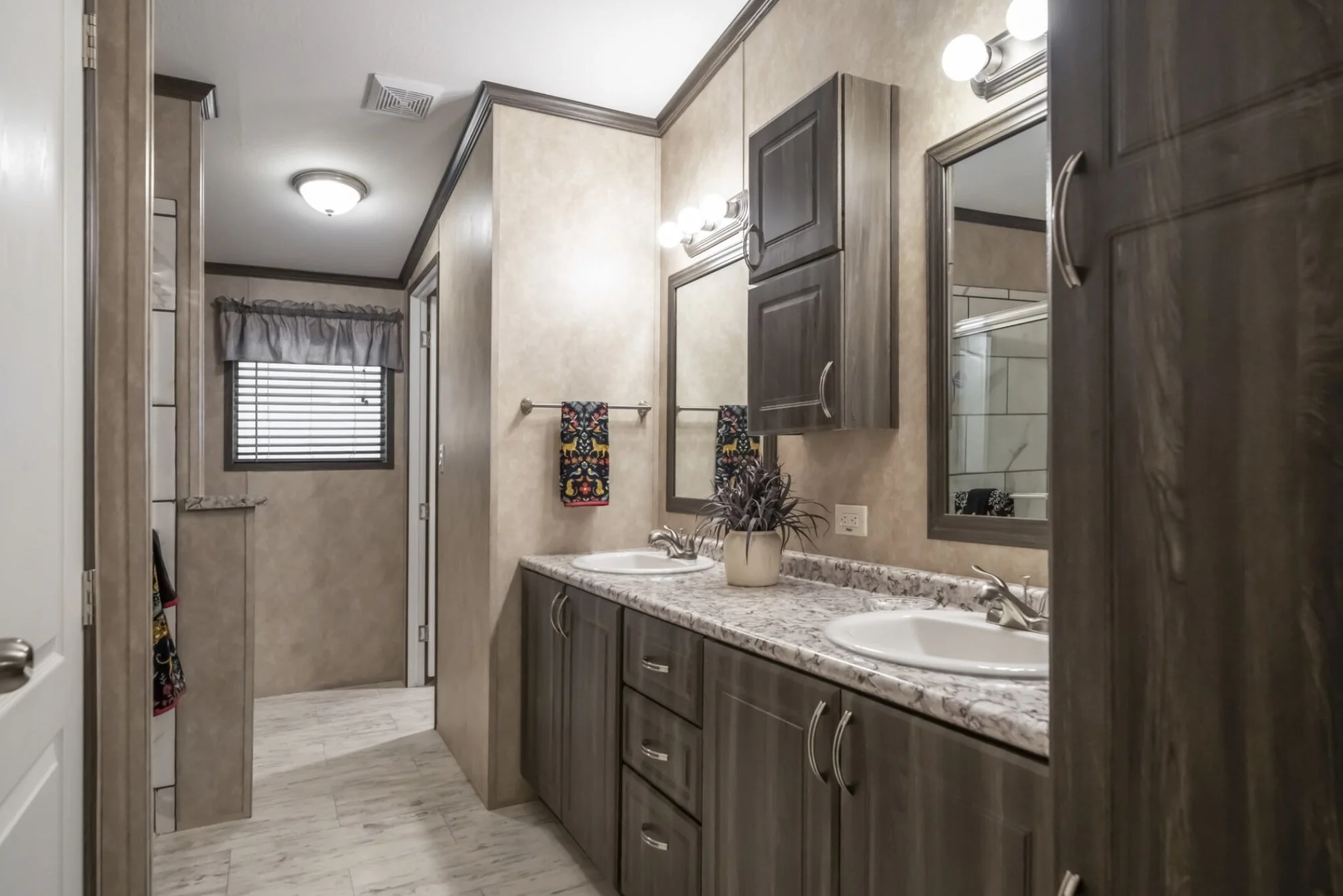 3256_42B_doublewide_master_bathroom_1.jpg