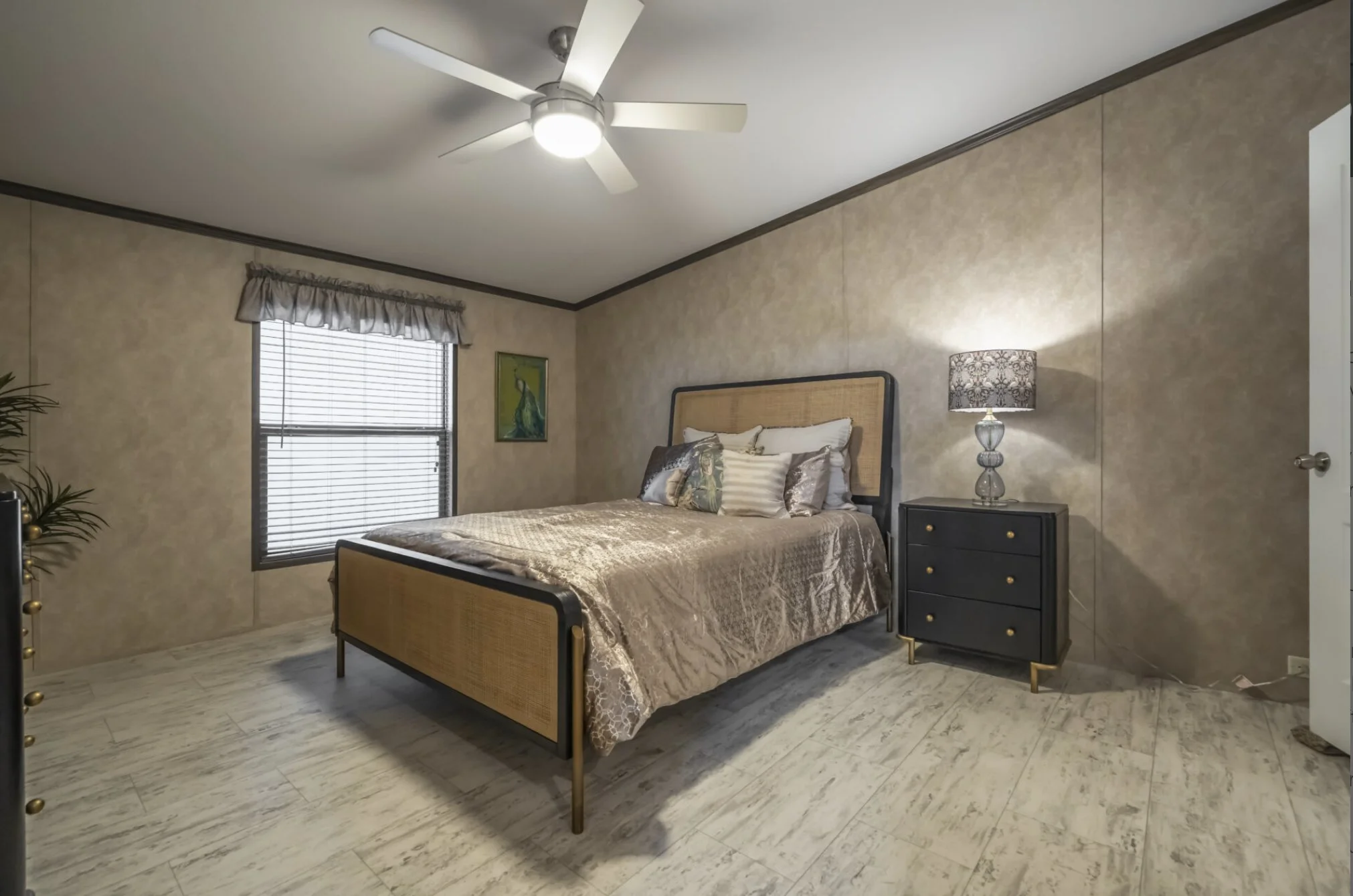 3256_42B_doublewide_master_bedroom_1.jpg