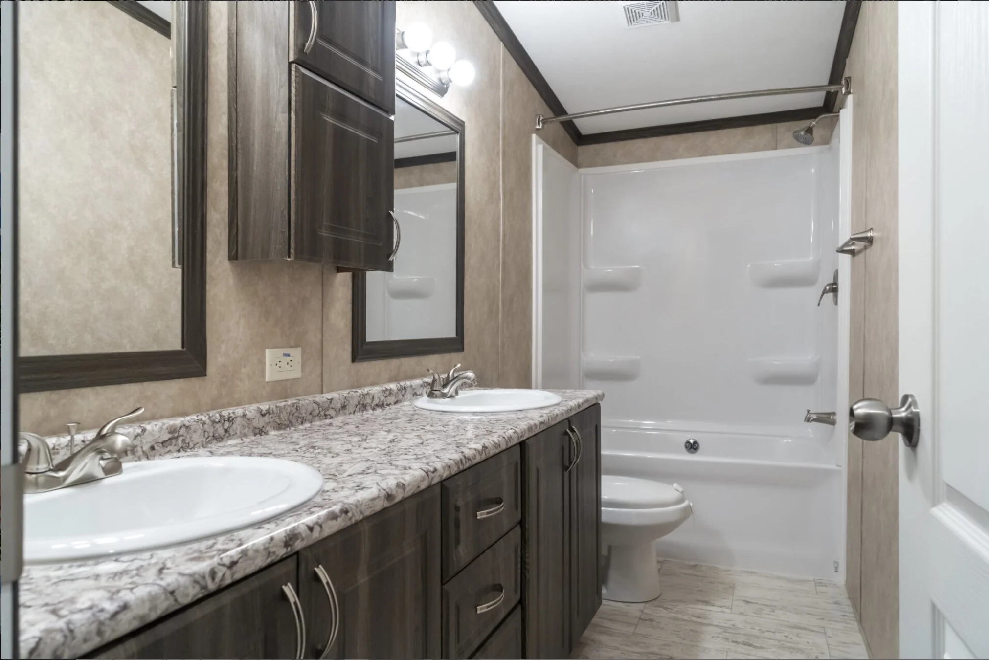 3256_42B_bathroom_1.jpg
