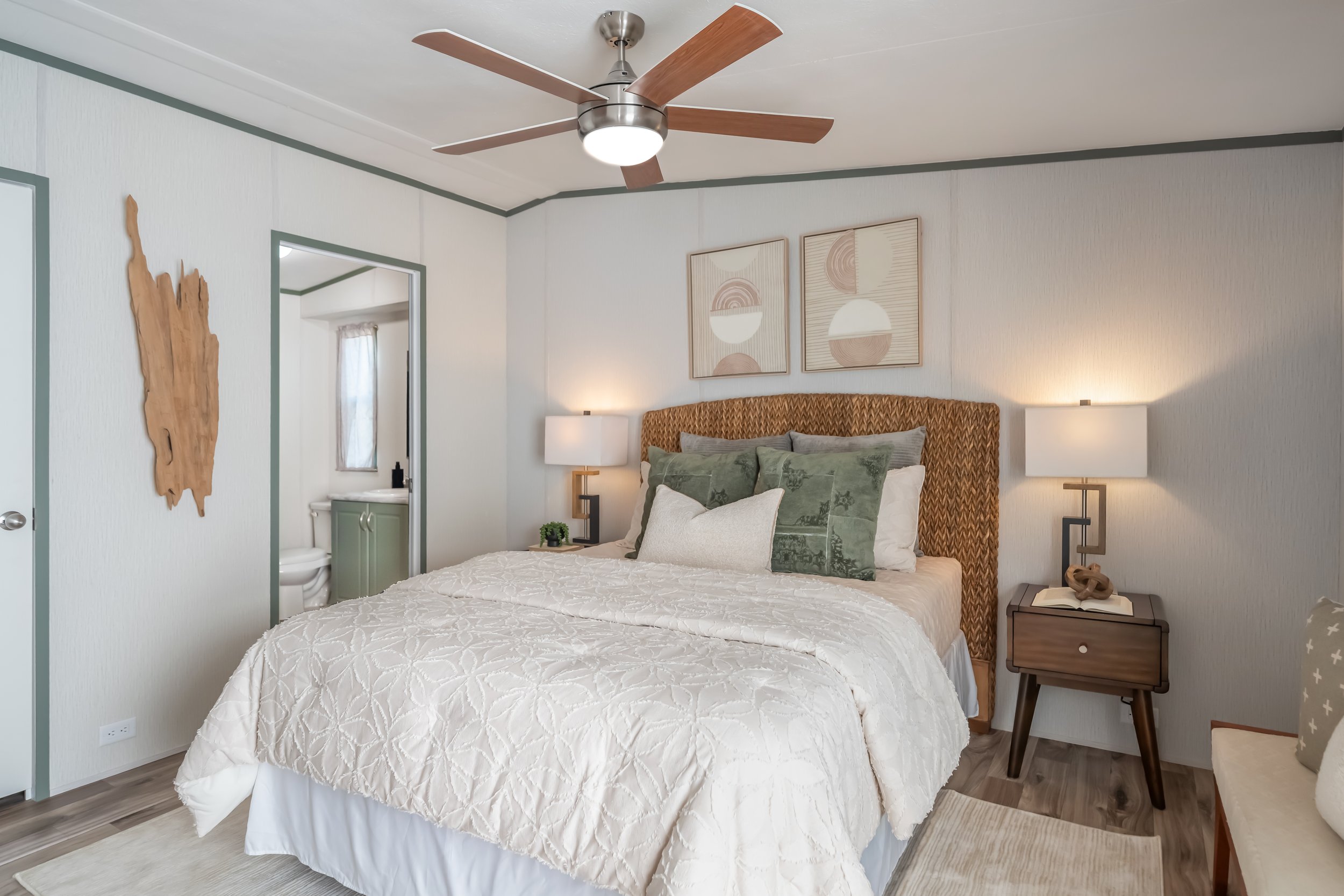 Legacy_S-2448-32A_Bedroom_9991-1.jpg