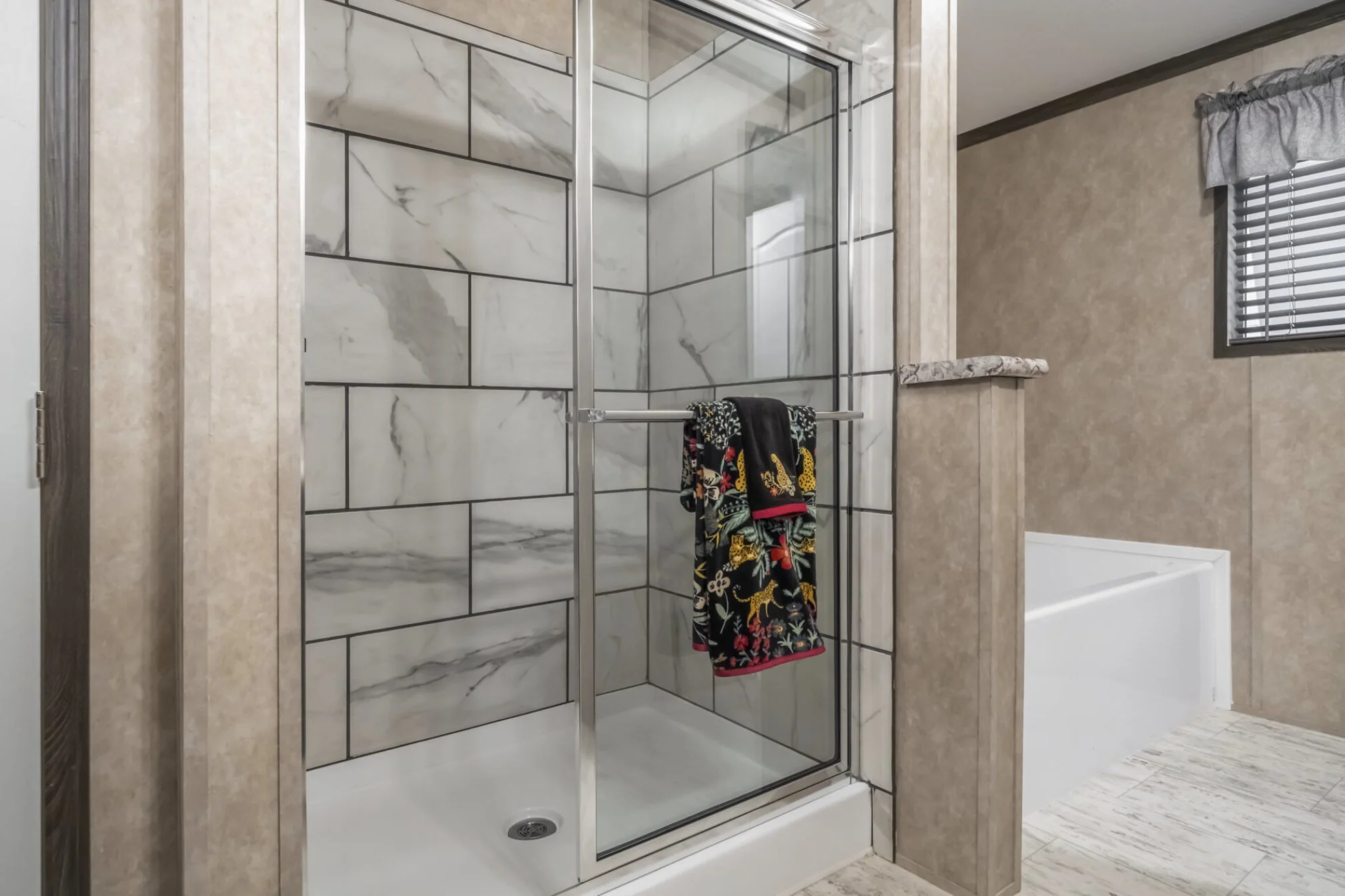 3256_42B_doublewide_master_bathroom_2.jpg