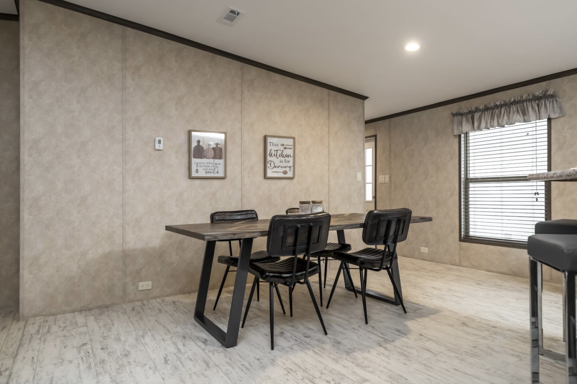 3256_42B_doublewide_kitchen_6.jpg