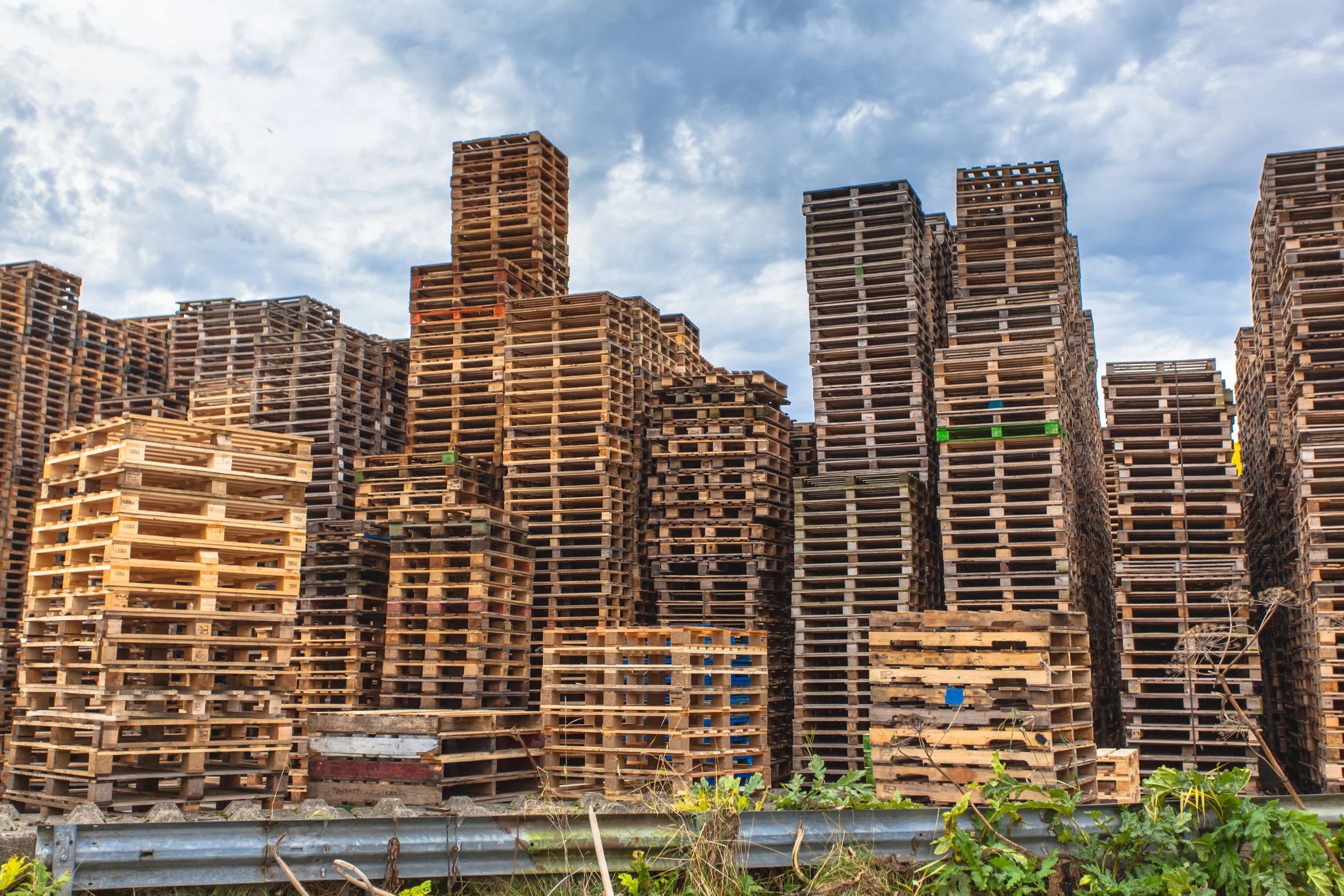 Recycled Pallets: Grades, Costs, and When They Beat Buying New