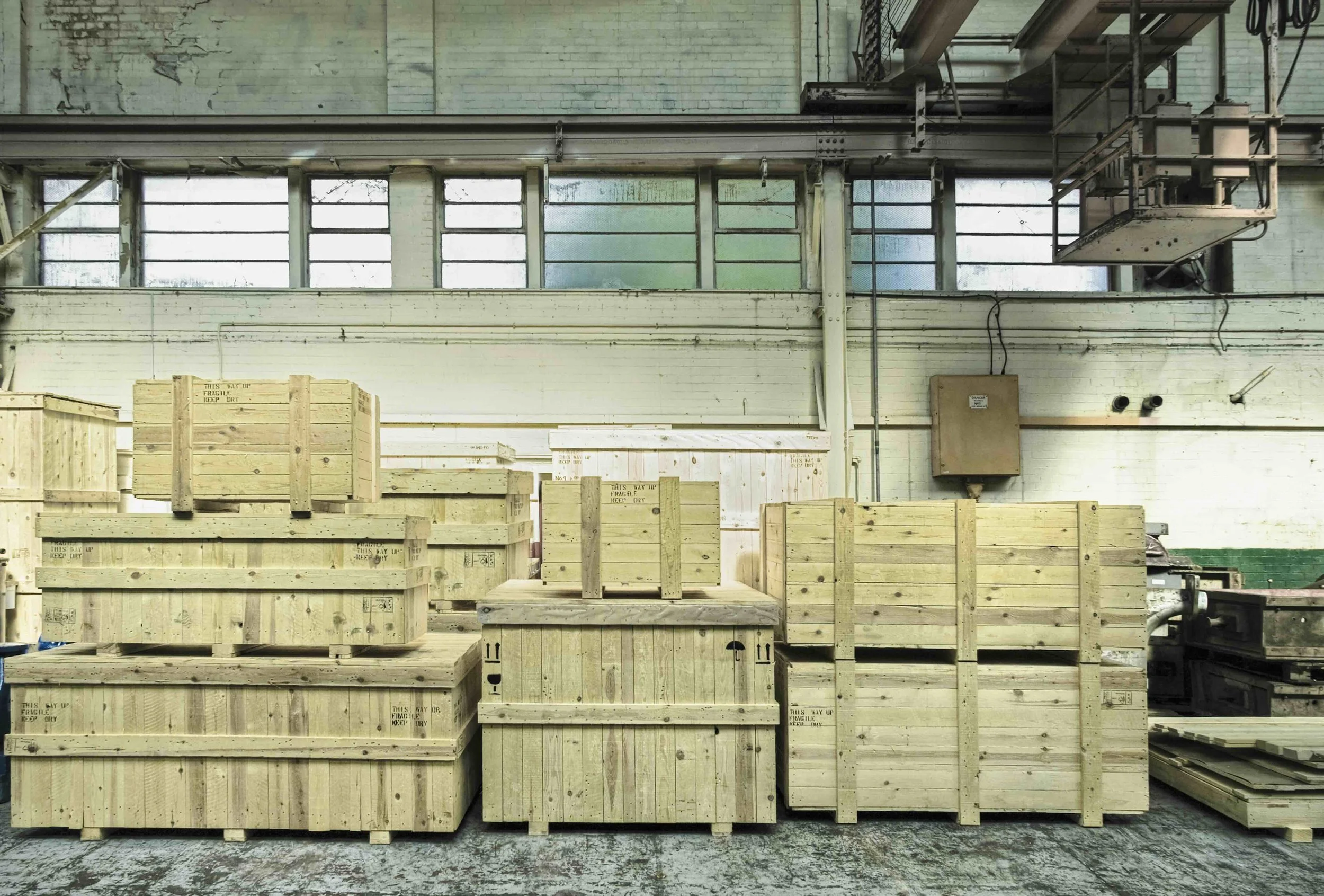 Wood Crates vs. Pallets: A Decision Framework for Heavy, Oversized, and Fragile Freight