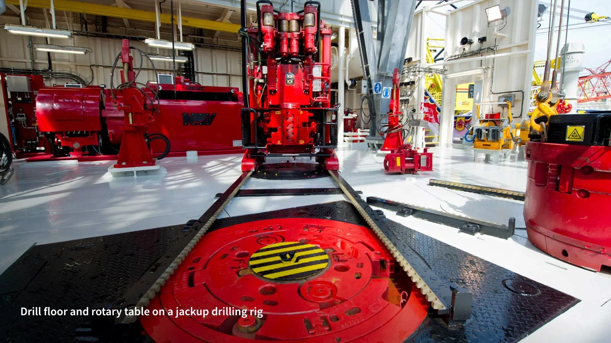 Piso de perforación y mesa giratoria en una plataforma de perforación en una nave industrial