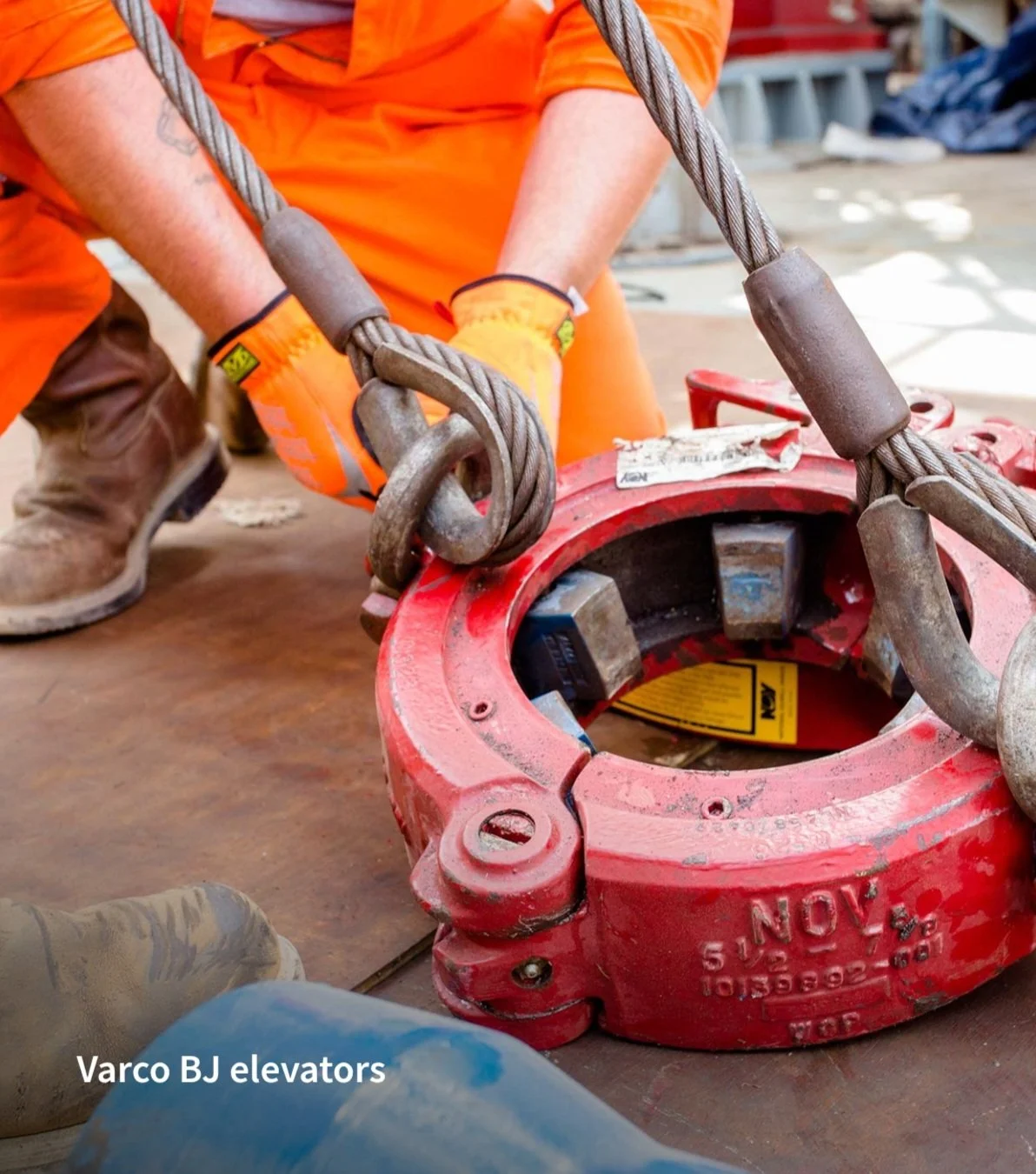 Trabajador colocando un equipo de elevación en una estructura de elevadores