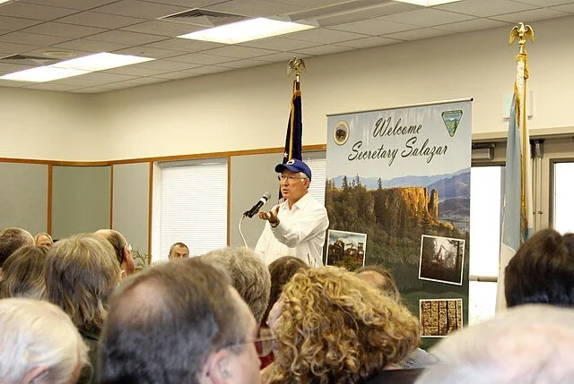 Secretary_Salazar_Medford_06_(6926129305).jpg