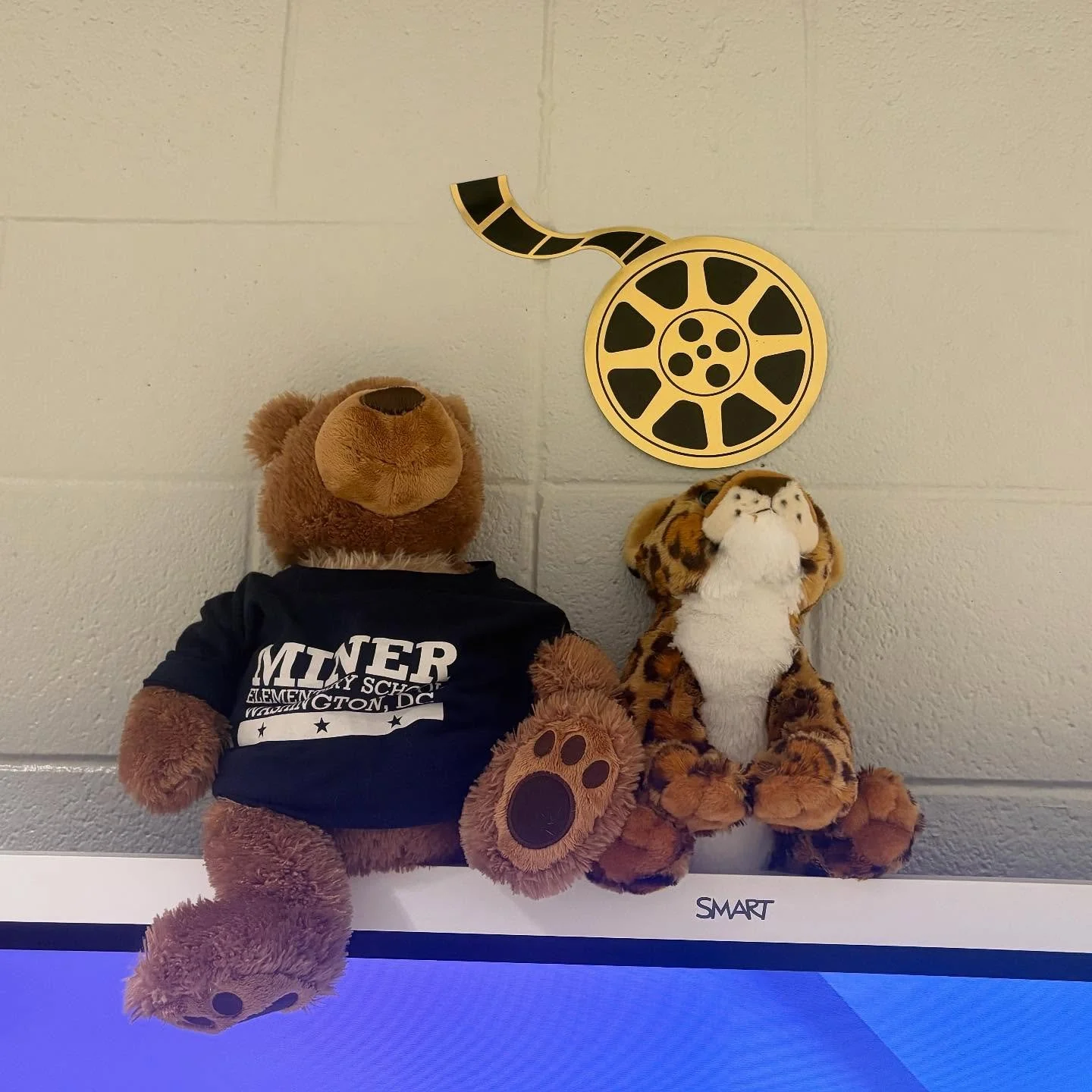👋 🐻 Hi friends&mdash; it&rsquo;s me, Honey B. I&rsquo;ve found a new hangout spot at Miner this week, can you figure out where I am? Here&rsquo;s a clue: I&rsquo;m chilling next to a royal friend 👑 See you around the halls!
(Parents &amp; Caregive