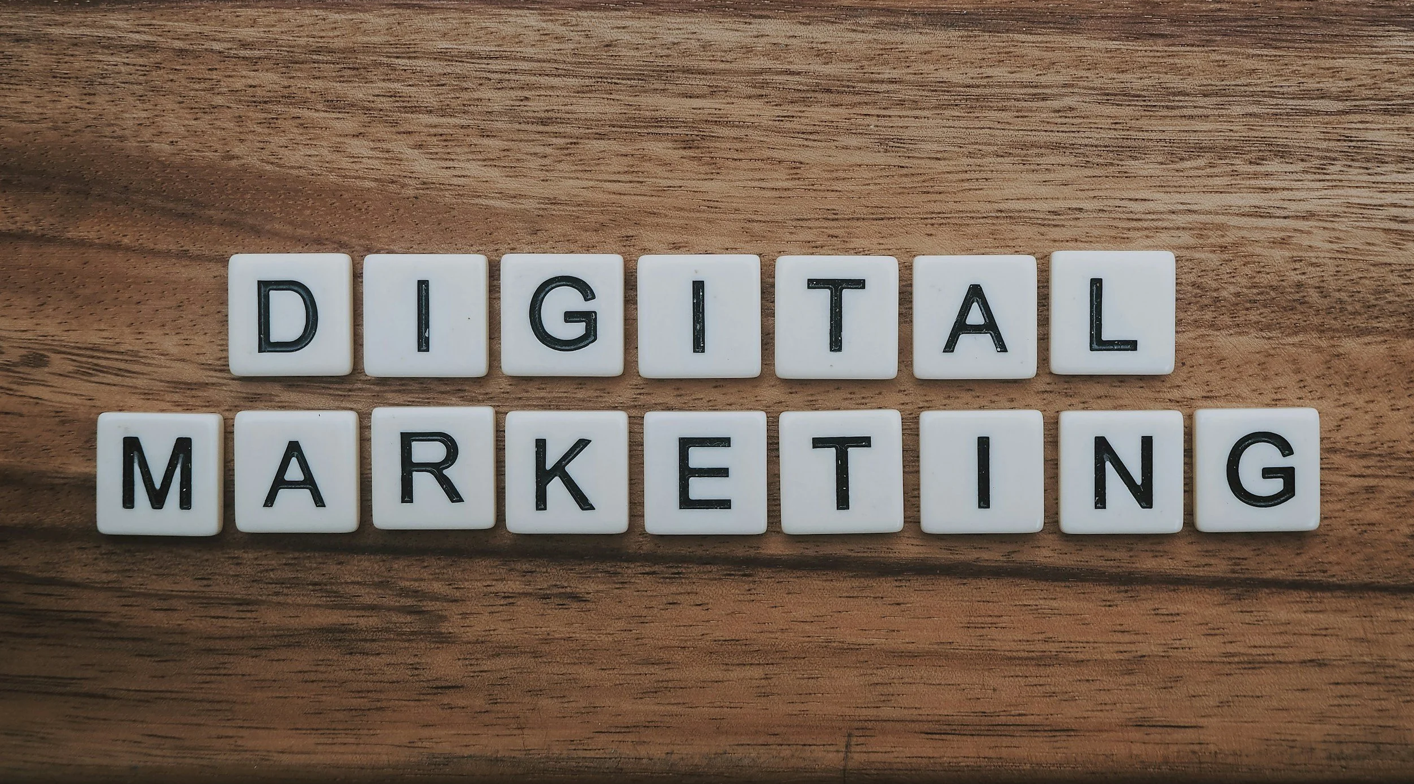 DE FAN DEL ALGORITMO A ESTRATEGA: Rompiendo las Mentiras del Marketing Emprendedor