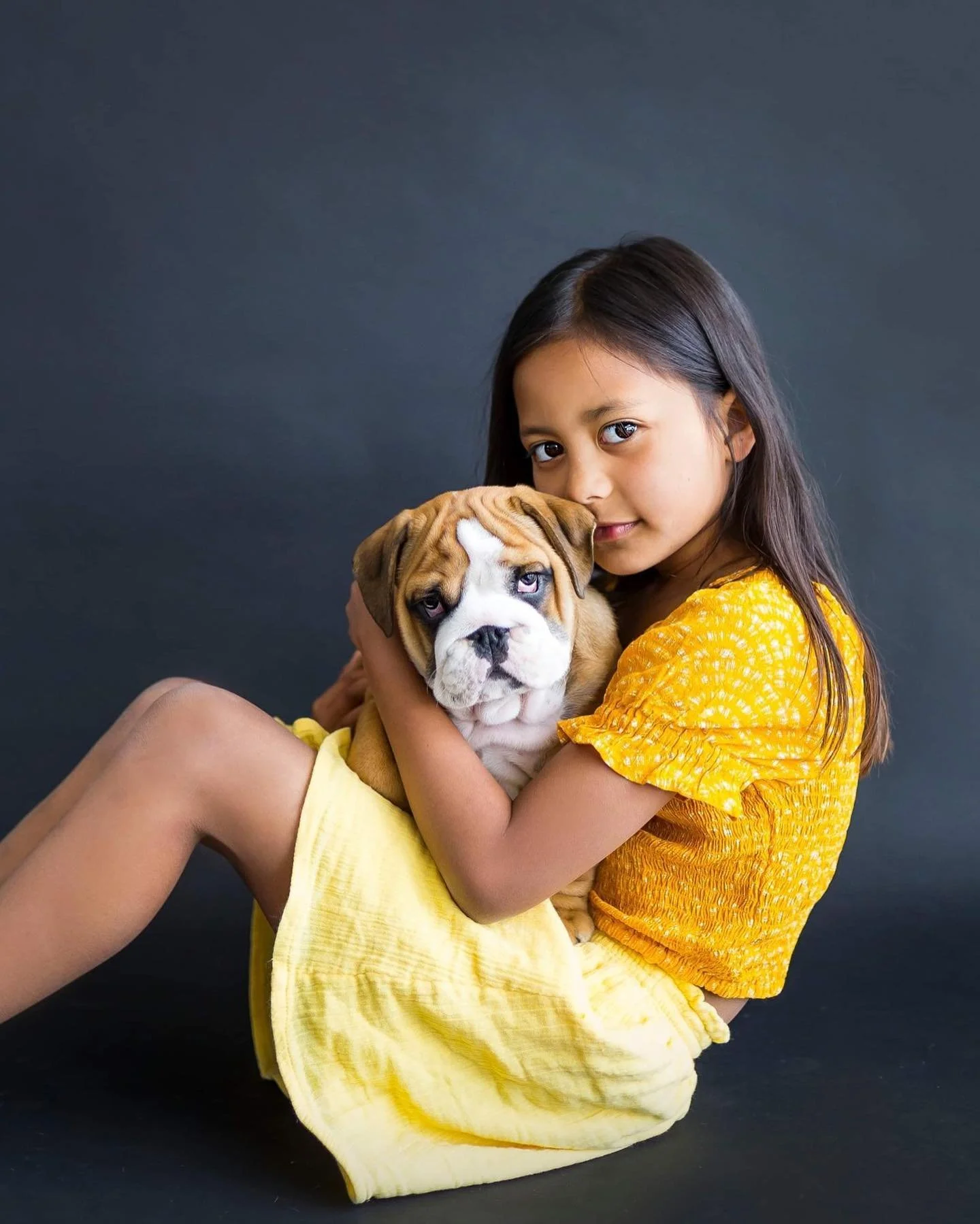 A lil throw back for Thursday. Smokey isn&rsquo;t a lil pup no more, but too cute not to share. 🐶🐾 pups are always welcome in my studio 🥰#puppiesofinstagram #bulldog #studiophotography