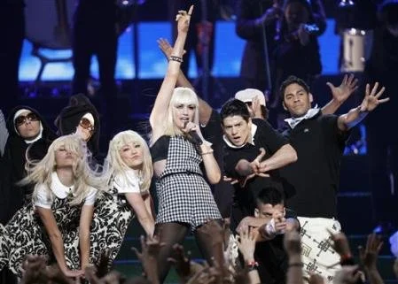 Billboard Music Awards w/Gwen- "Wind It Up"
