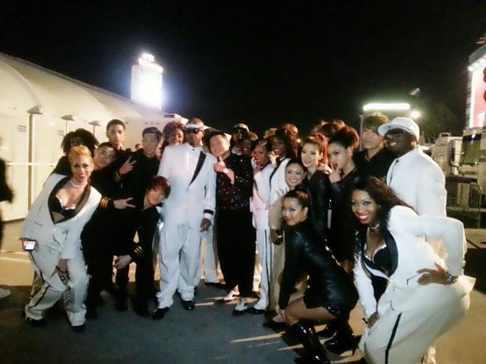 PSY, Hammer & Dancers: American Music Awards- Gangnam Style x Too Legit 2 Quit mash up
