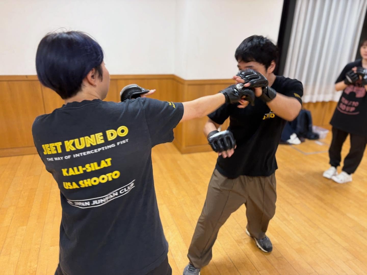 2025年12月の稽古記録

#ブルースリー の武術「#ジークンドー(#JKD)」＆フィリピン武術「#カリシラット」＆「#USA修斗」の３つのアートの探求活動

『IUMA日本振藩國術館 日本JUNFANクラブ 表参道支部』
稽古内容・体験申込はホームページへ
https://www.jkdosd.net/

毎週1〜2回、東京 渋谷区 または世田谷区 にて活動中。

代官山 恵比寿 代々木上原