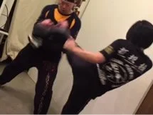 タイパットを用いたキックの打ち込み稽古。キックミットを使うのは主にはUSA修斗の稽古だがジークンドーの稽古でも使用する場合がある