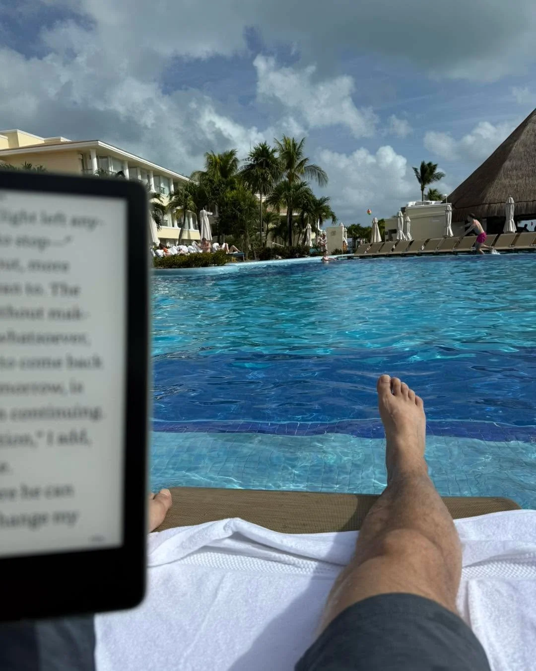 Can anything beat a book by the pool on a sunny day? Reading The Strength of Few by James Islington. Big text bcs I forgot my glasses.