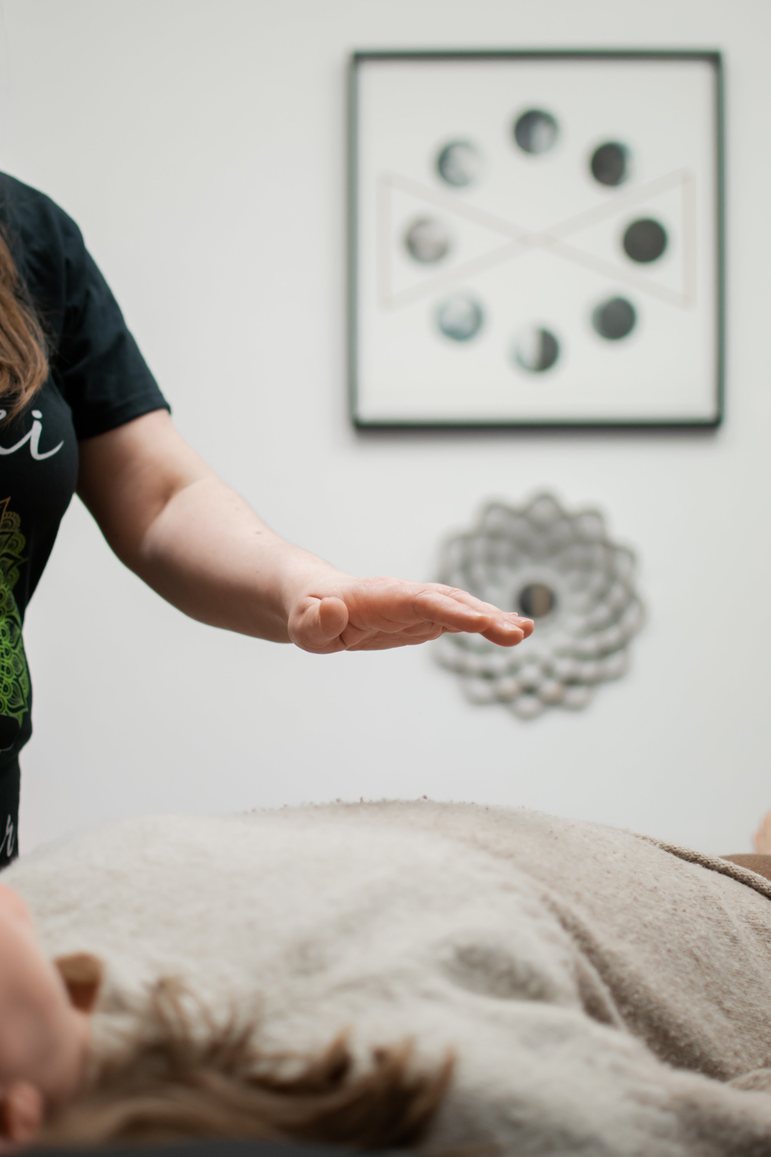 Rachele Rose giving a Reiki and Pranic Healing session to a relaxed client