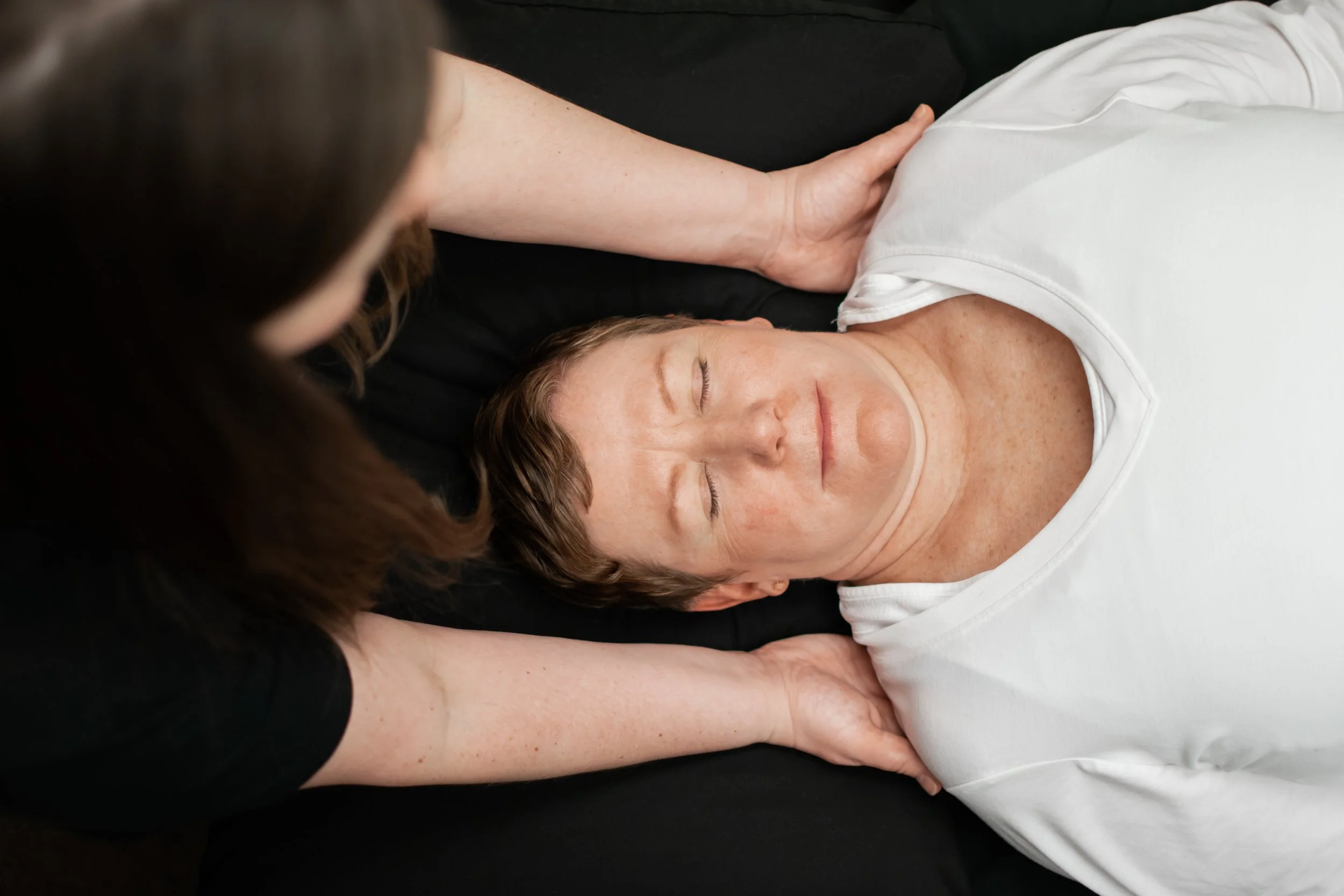 Rachele Rose, Reiki Master and Pranic Healer, during a session