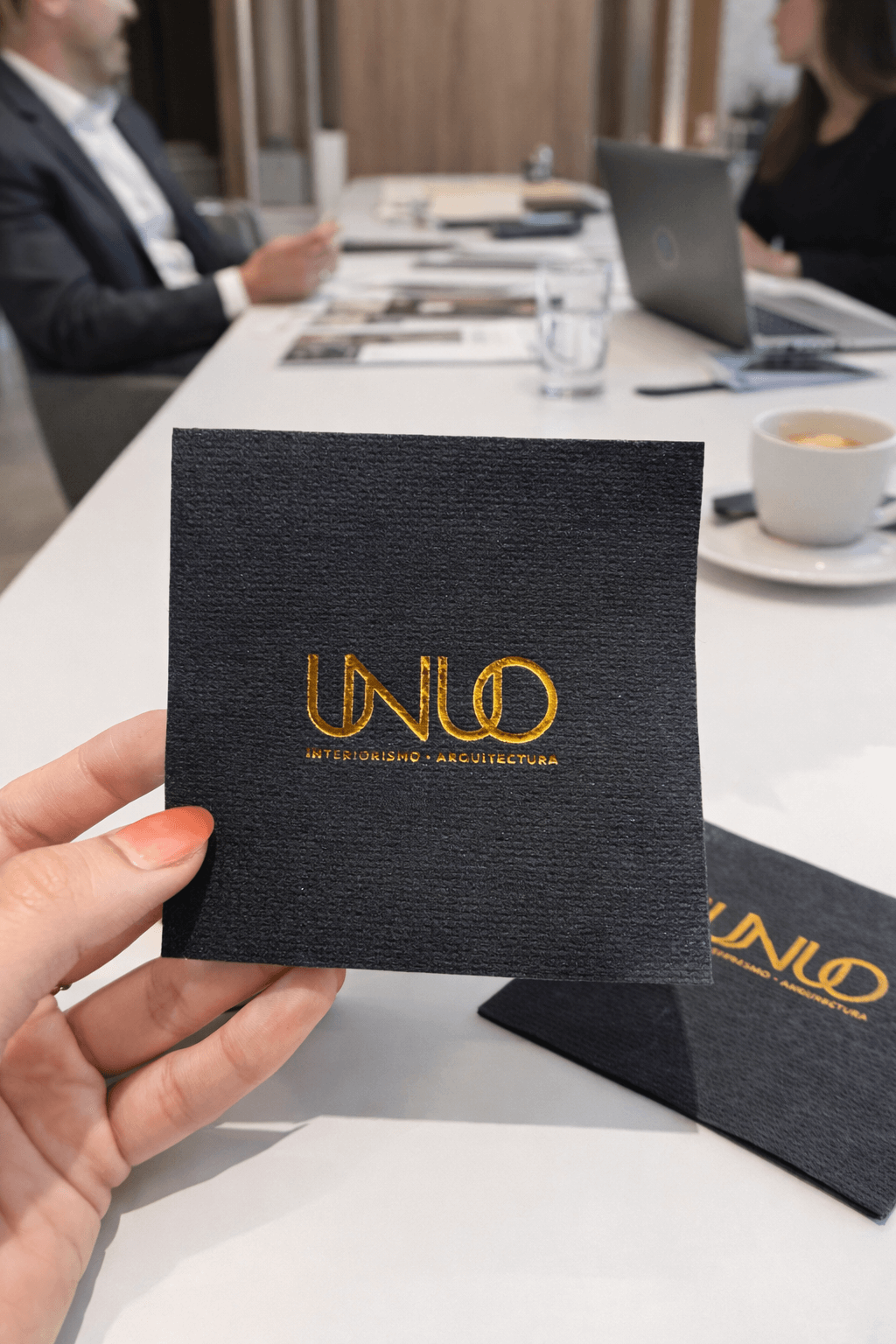 Servilleta con logo impreso en una oficina