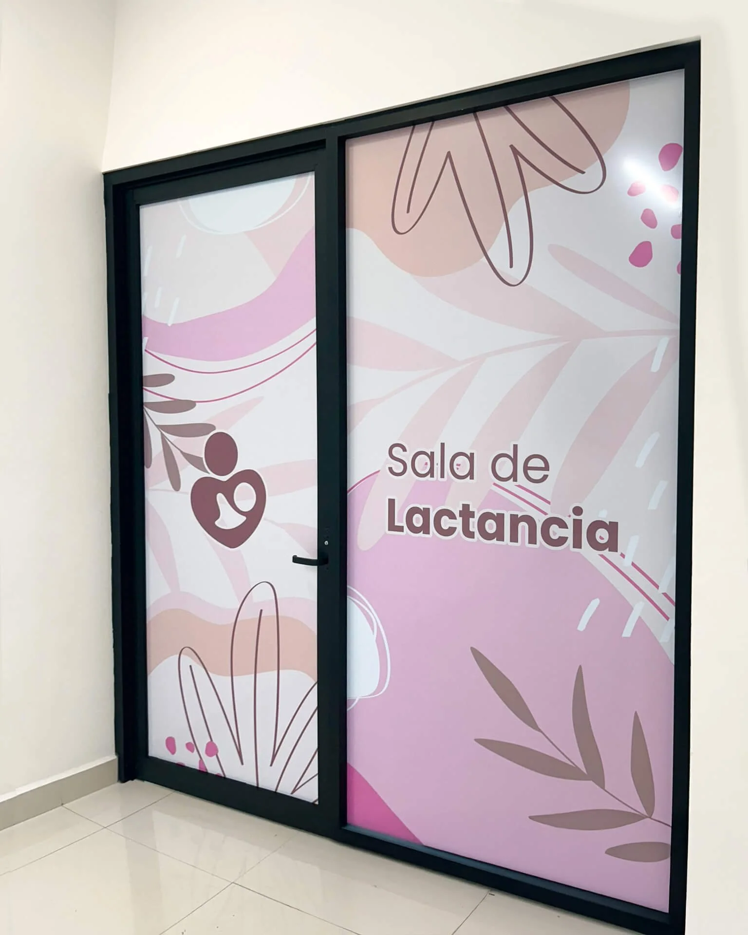 Publicidad exterior con colores vibrantes, mostrando un mensaje sobre la marca.