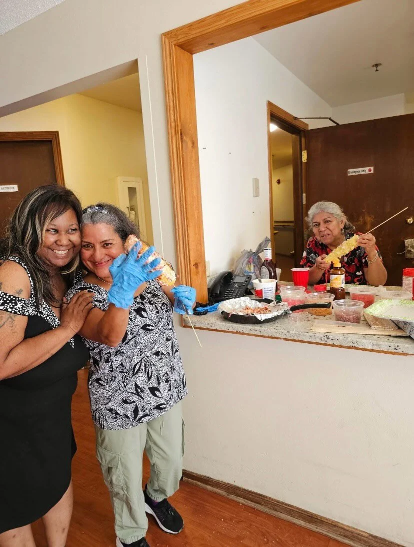 🌽🍔 This week at Willow Glen, everyone got hands-on in the kitchen! Residents and staff came together to make their very own street corn, enjoying every buttery, cheesy bite 😋. And what&rsquo;s better than homemade corn? Delicious burgers grilled t