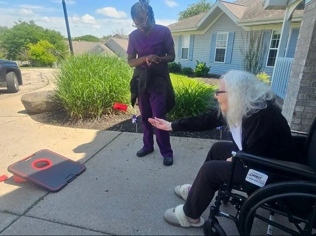 ☀️ What a beautiful weekend at Willow Glen! Our residents made the most of the gorgeous weather with a fun game of cornhole, laughter filling the air 🎯💛. Meanwhile, our amazing staff fired up the grill and served a delicious meal that everyone enjo