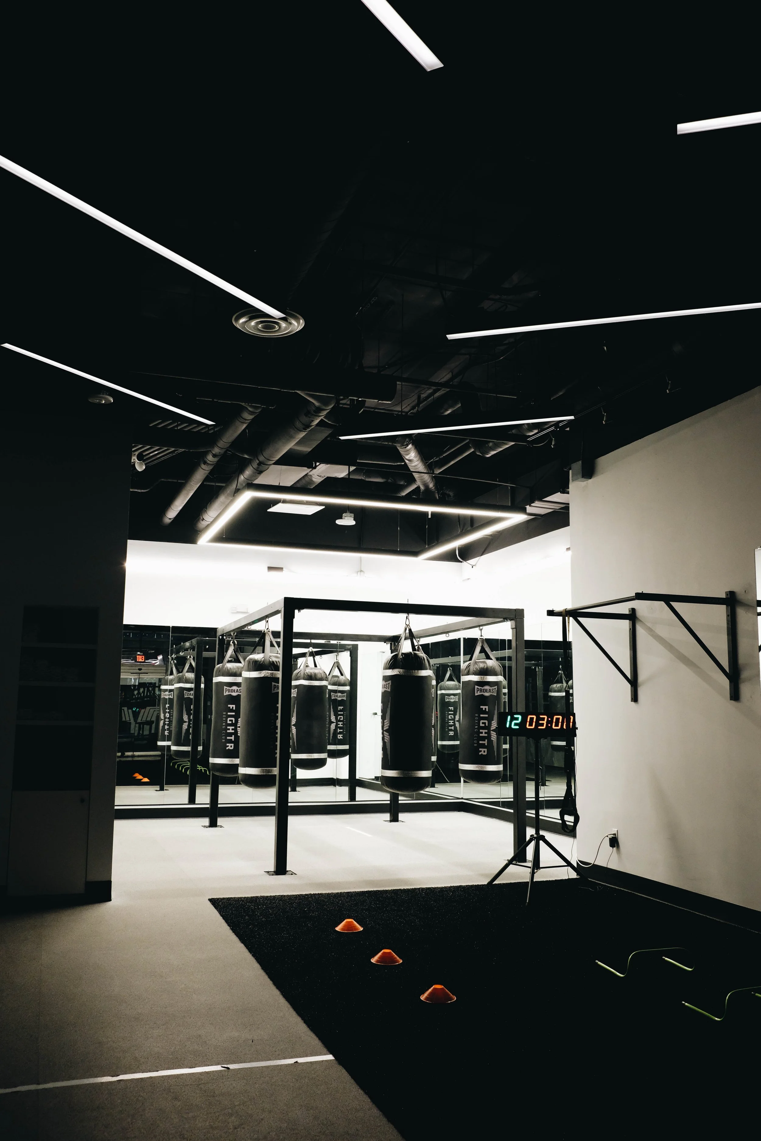 Fightr-Boxing-Club_Santa-Monica_interior_01.jpg