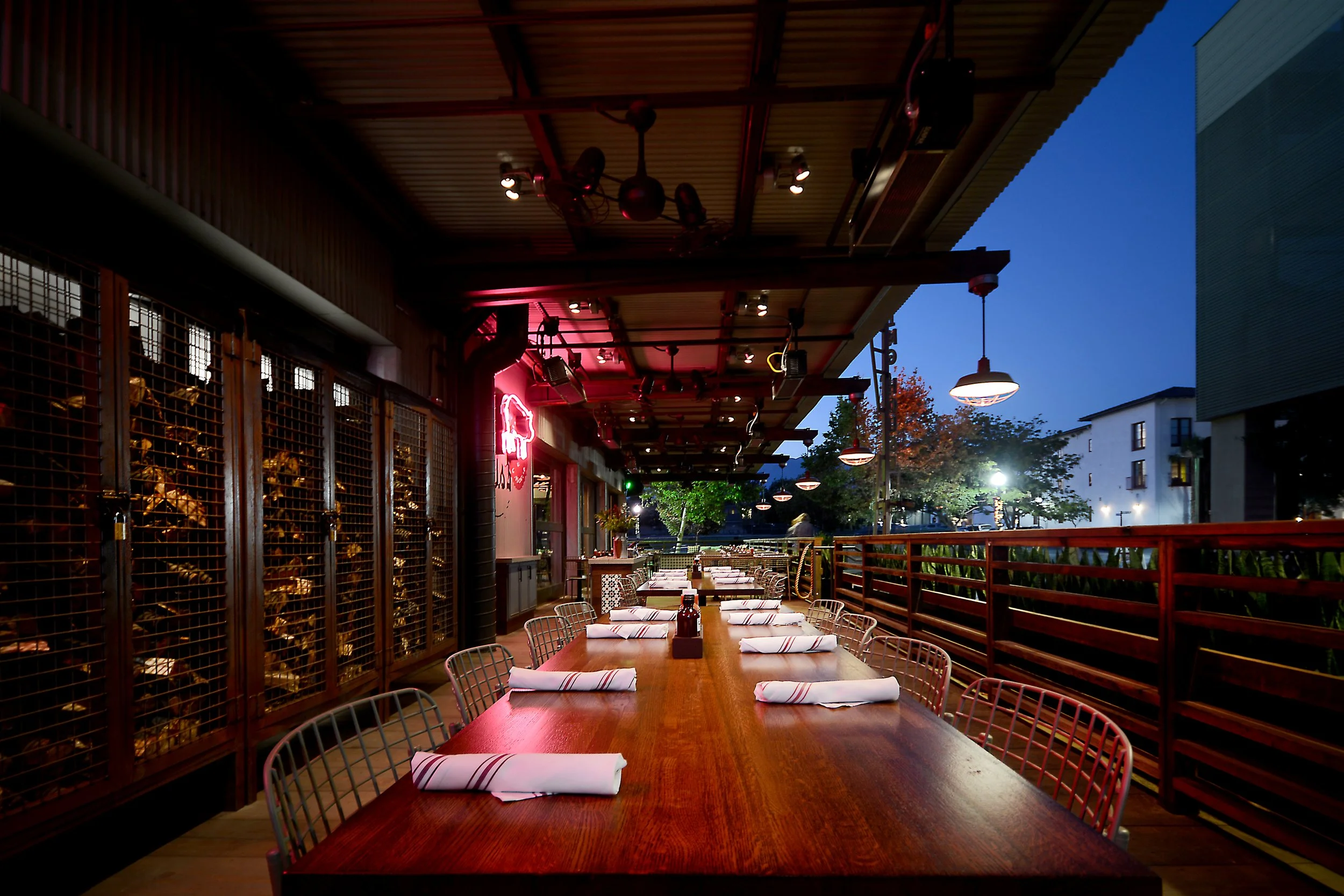 Gus’s-Barbecue_Claremont_patio-seating.jpg