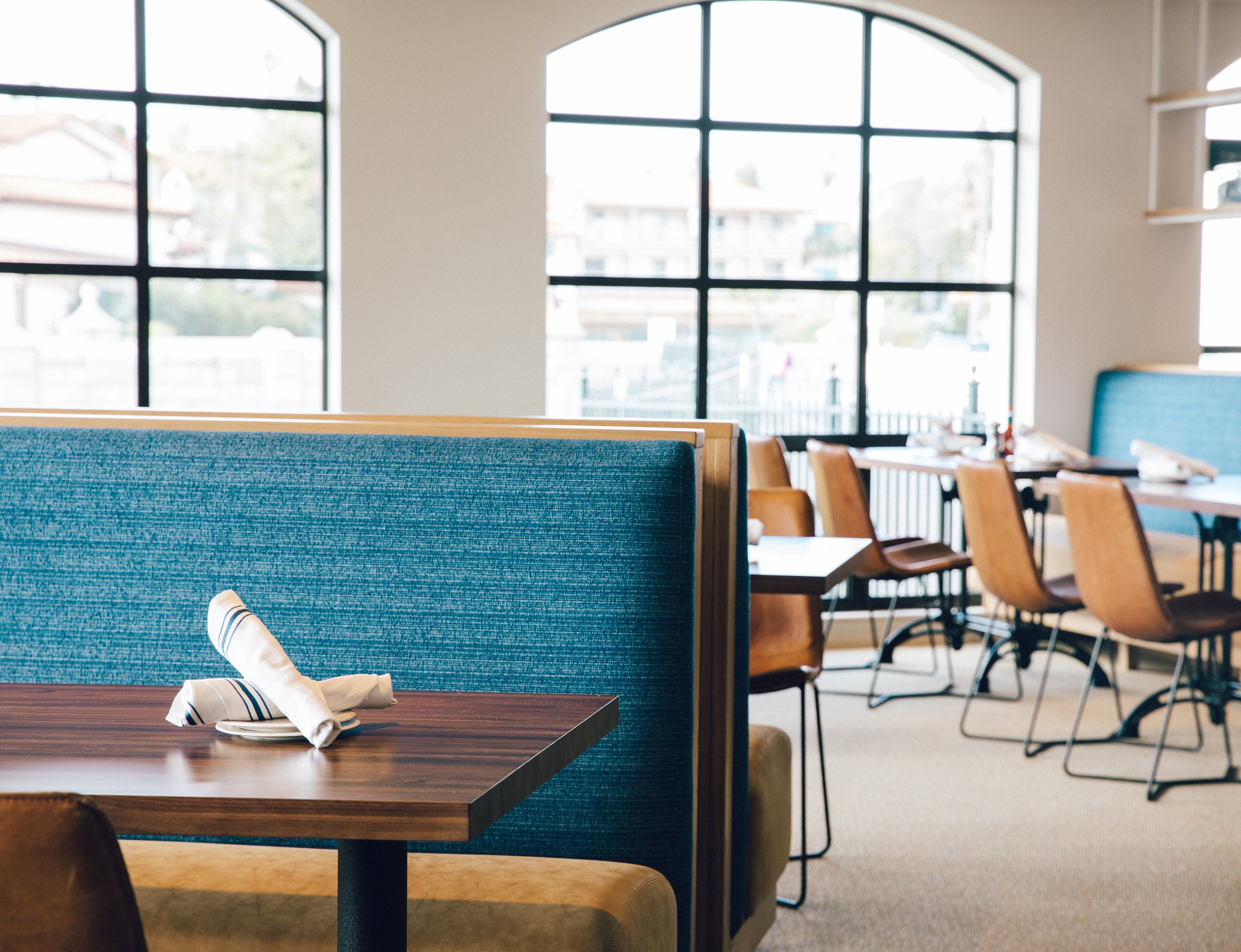 Bluewater-Grill_Santa-Barbara_interior-seating_03.jpg