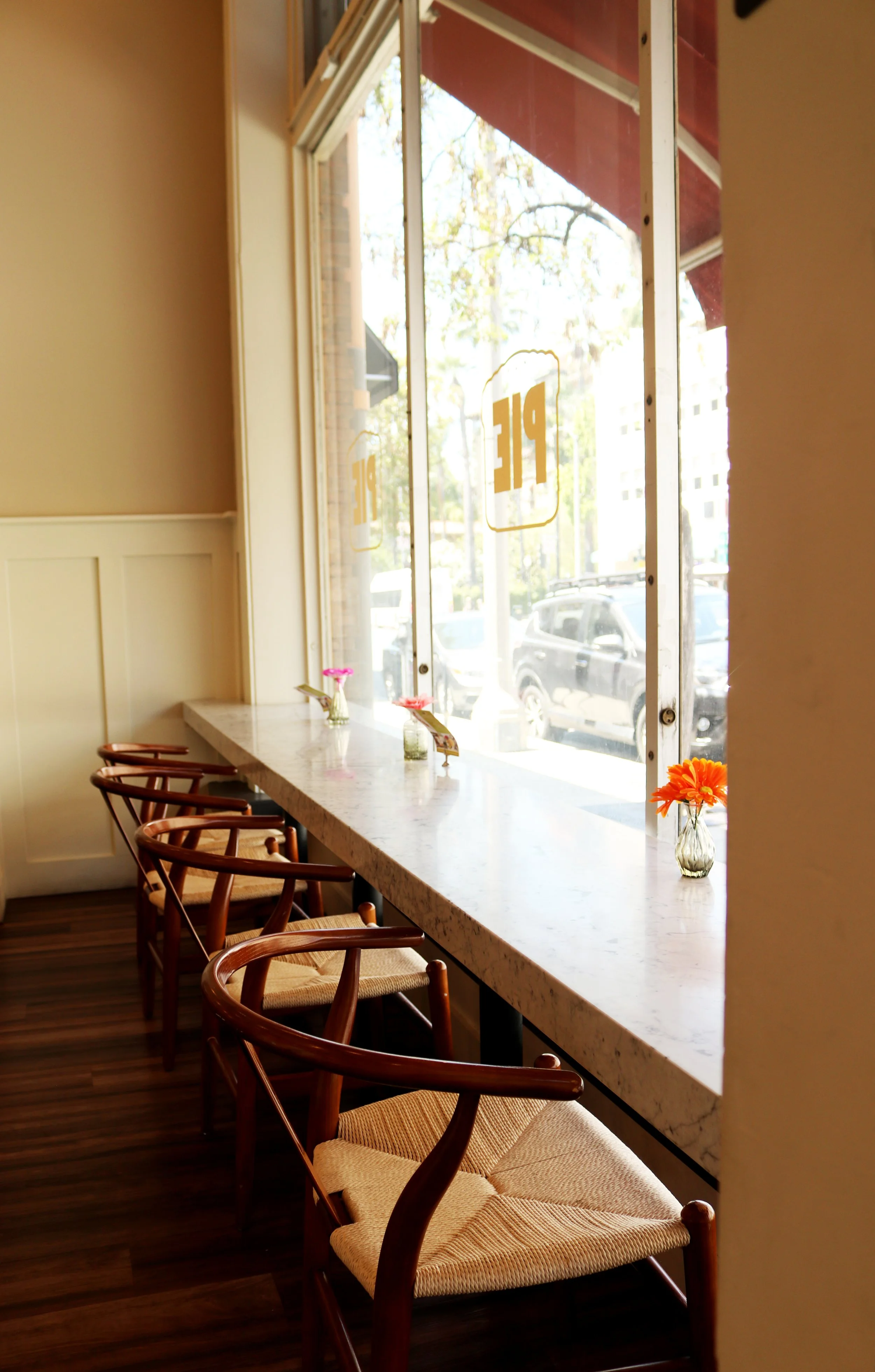 I-Like-Pie_Pasadena_window-seating.JPG