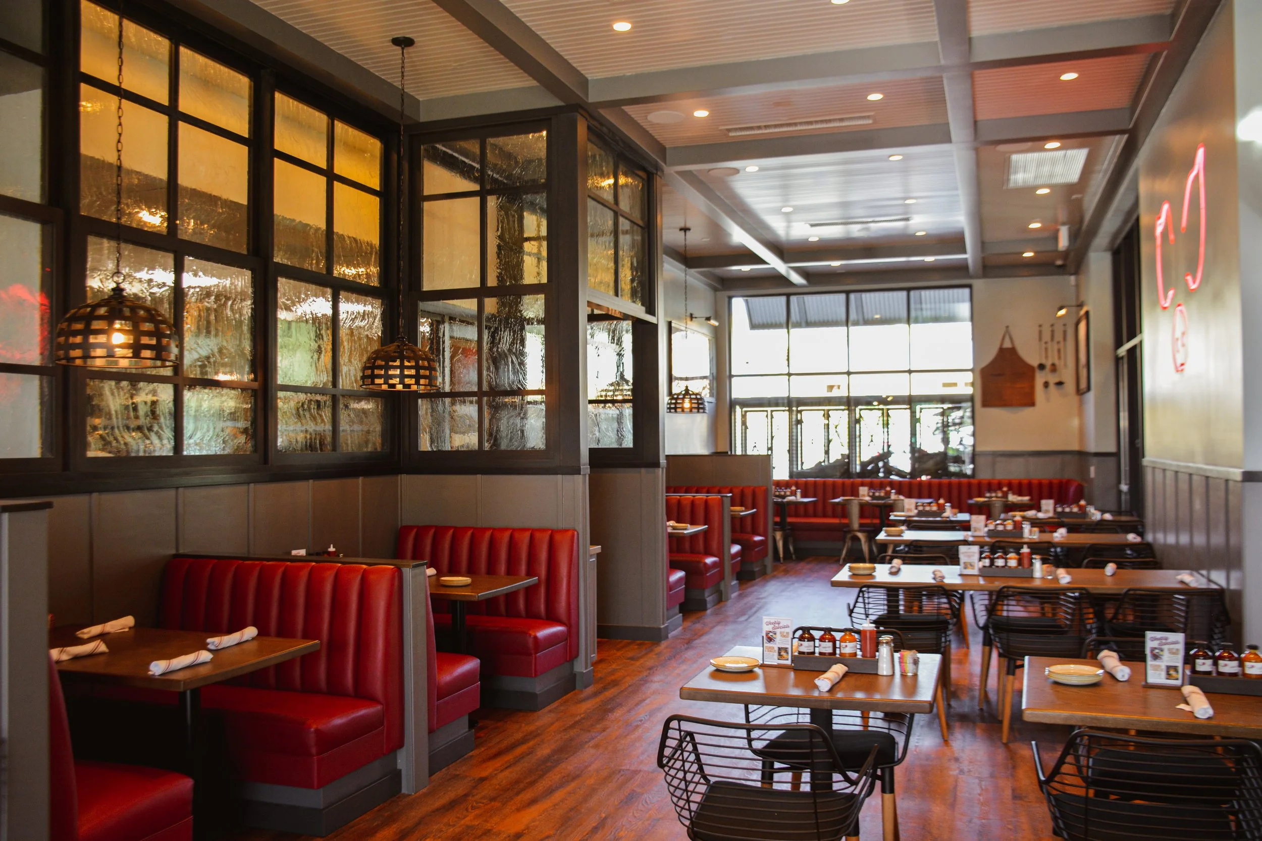 Gus’s-Barbecue_Porter-Ranch_interior-seating_03.jpg
