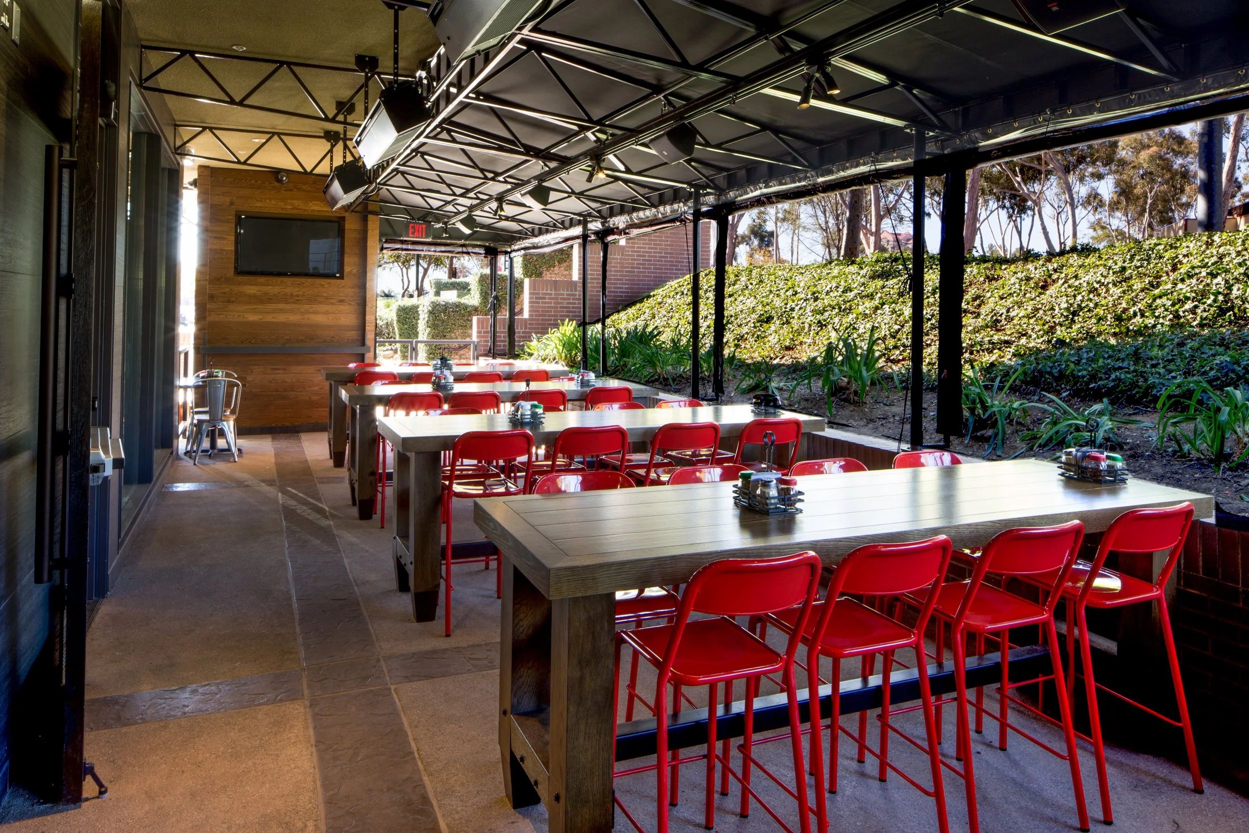 Regents-Pizzeria_La-Jolla_outdoor-dining.jpg