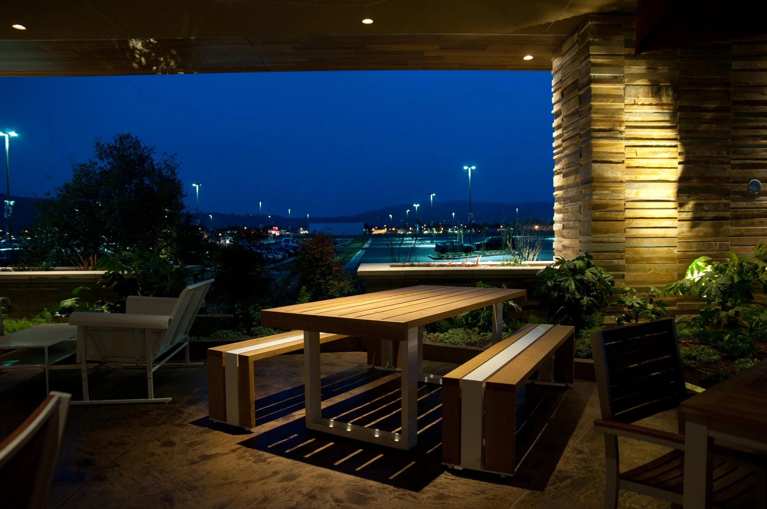 Daily-Grill_Rohnert-Park_Outdoor-seating.jpg