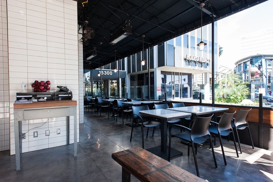 Public-School-818_Sherman-Oaks_outdoor-dining_02.jpg