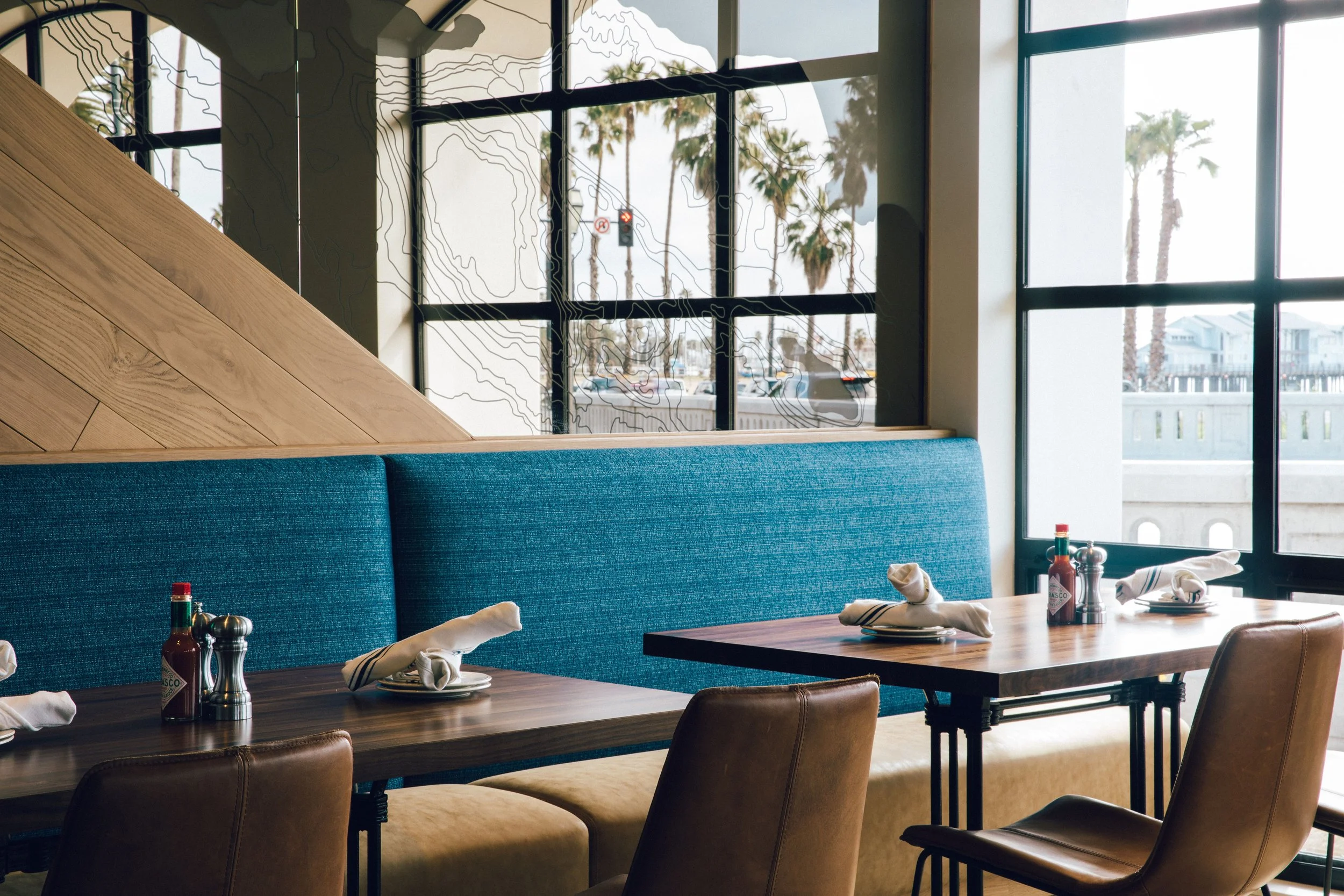 Bluewater-Grill_Santa-Barbara_interior-seating_04.jpg