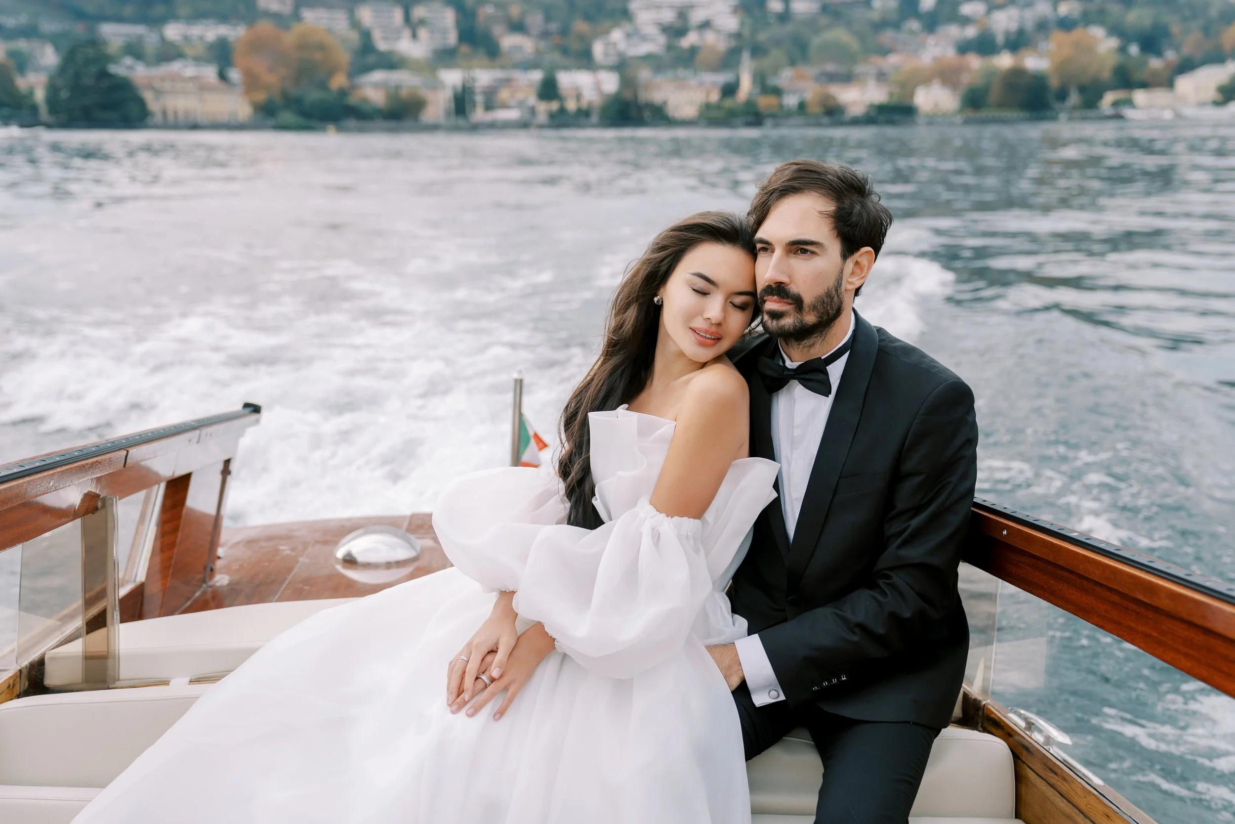 lake como boat couple
