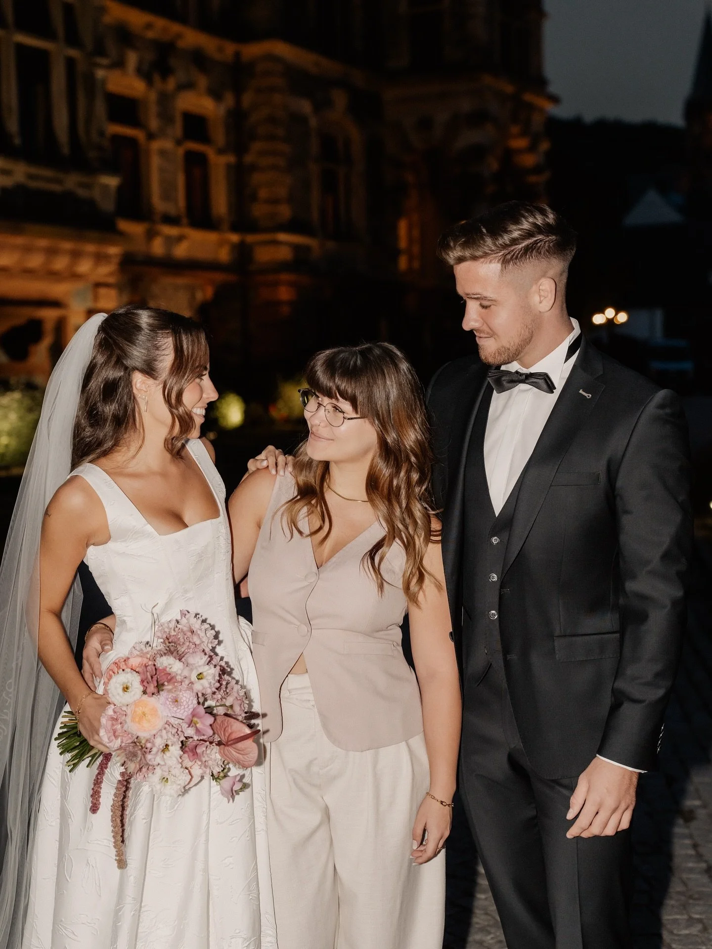 ✨ The most beautiful reward of my work: a couple smiling from the heart. 🤍

Wedding Planner: @lilou.weddings 
Photographer:  @annakuhnfotografie 
Location: @schlosslieser 
Hair&amp;Makeup: @edennora_beauty_artist 
Wedding dress: @fabienneschwarzer.b