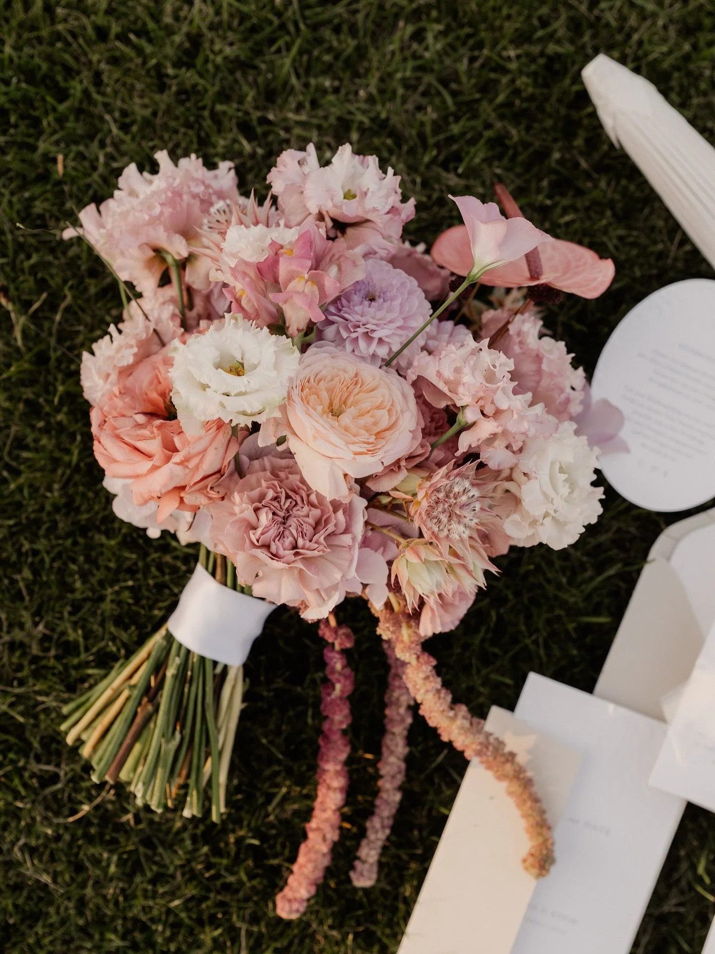 Beautiful Bridal bouquet from @dekoration.fuer.dich 🤍✨

Wedding Planner: @lilou.weddings 
Photographer:  @annakuhnfotografie 
Location: @schlosslieser 
Hair&amp;Makeup: @edennora_beauty_artist 
Wedding dress: @fabienneschwarzer.bridaldesign 
Suit:  