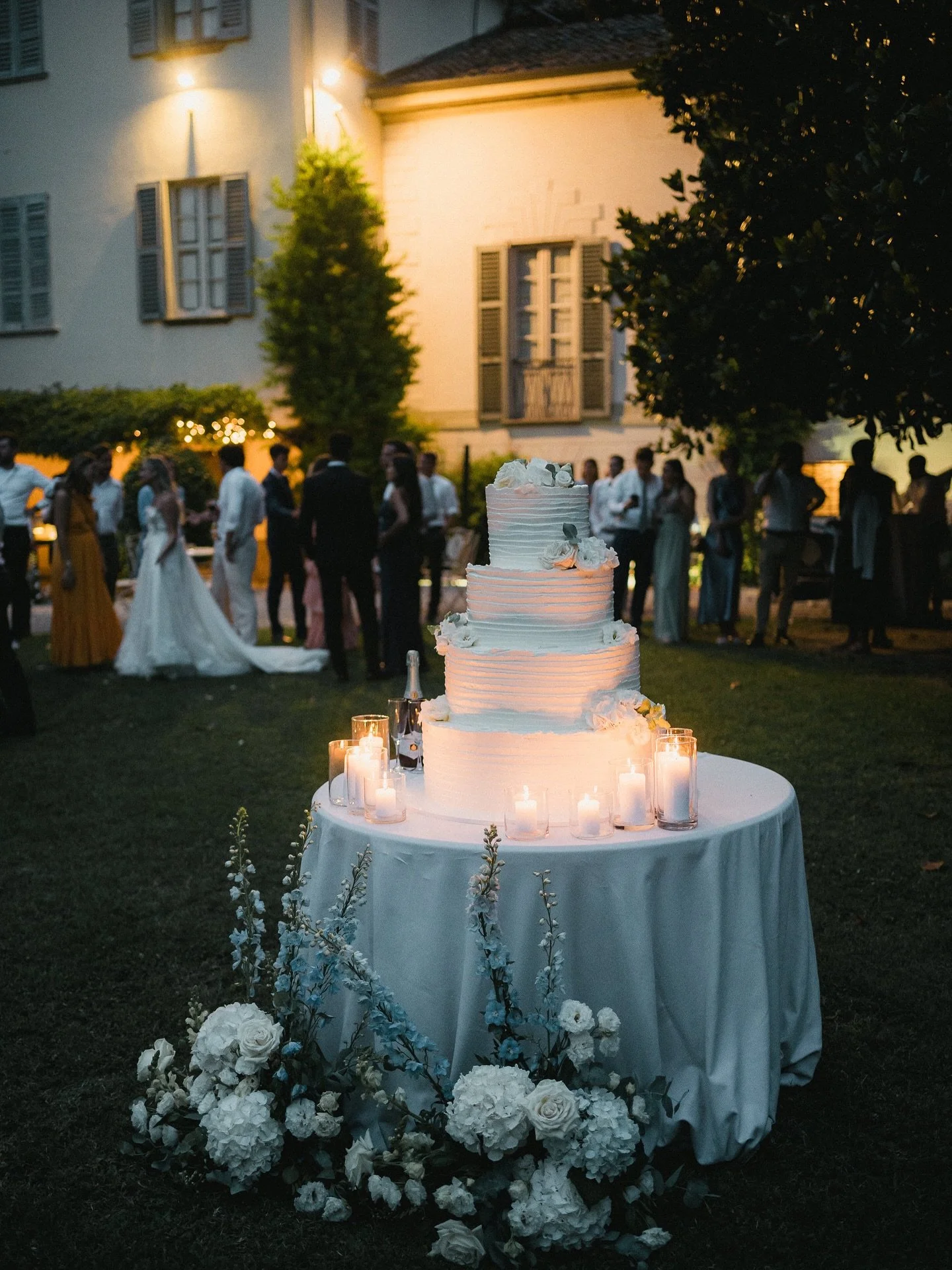 A sweet masterpiece to celebrate a love that&rsquo;s even sweeter 🤍✨

Photo: @white.frame_studio 
Flowers: @carolinastefanoni_ 

#WeddingPlanner #WeddingCake #SweetDetails #LuxuryWeddings #LoveInEveryBite #DreamWedding